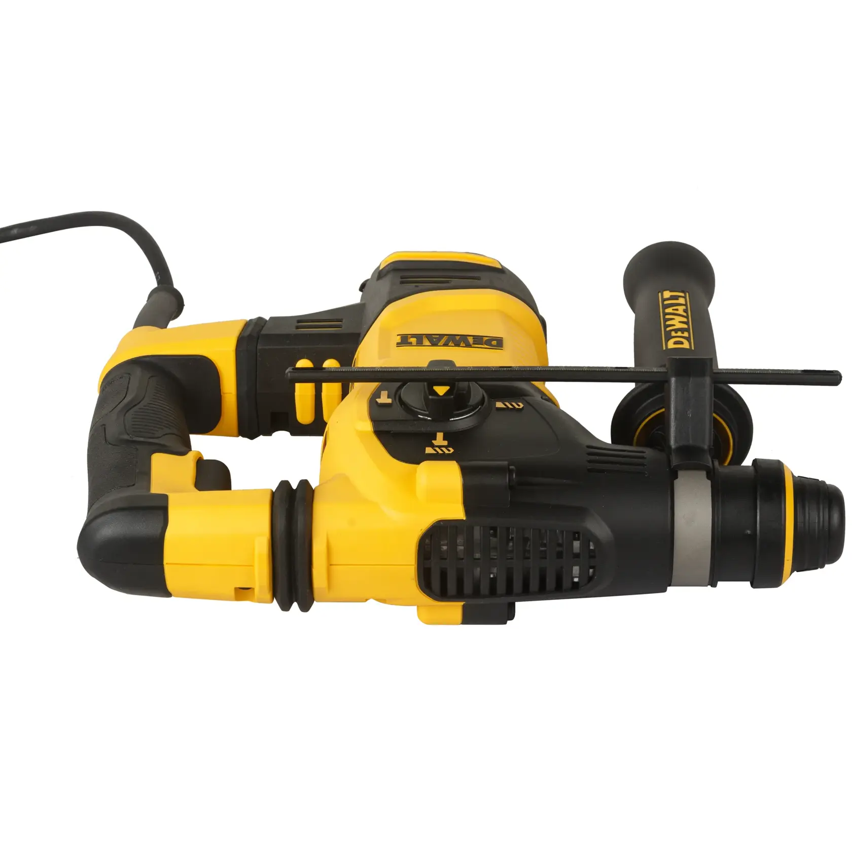 Person mit Warnjacke und Schutzhelm benutzt einen DEWALT-Bohrhammer, um eine Betonwand auf einer Baustelle zu bohren.