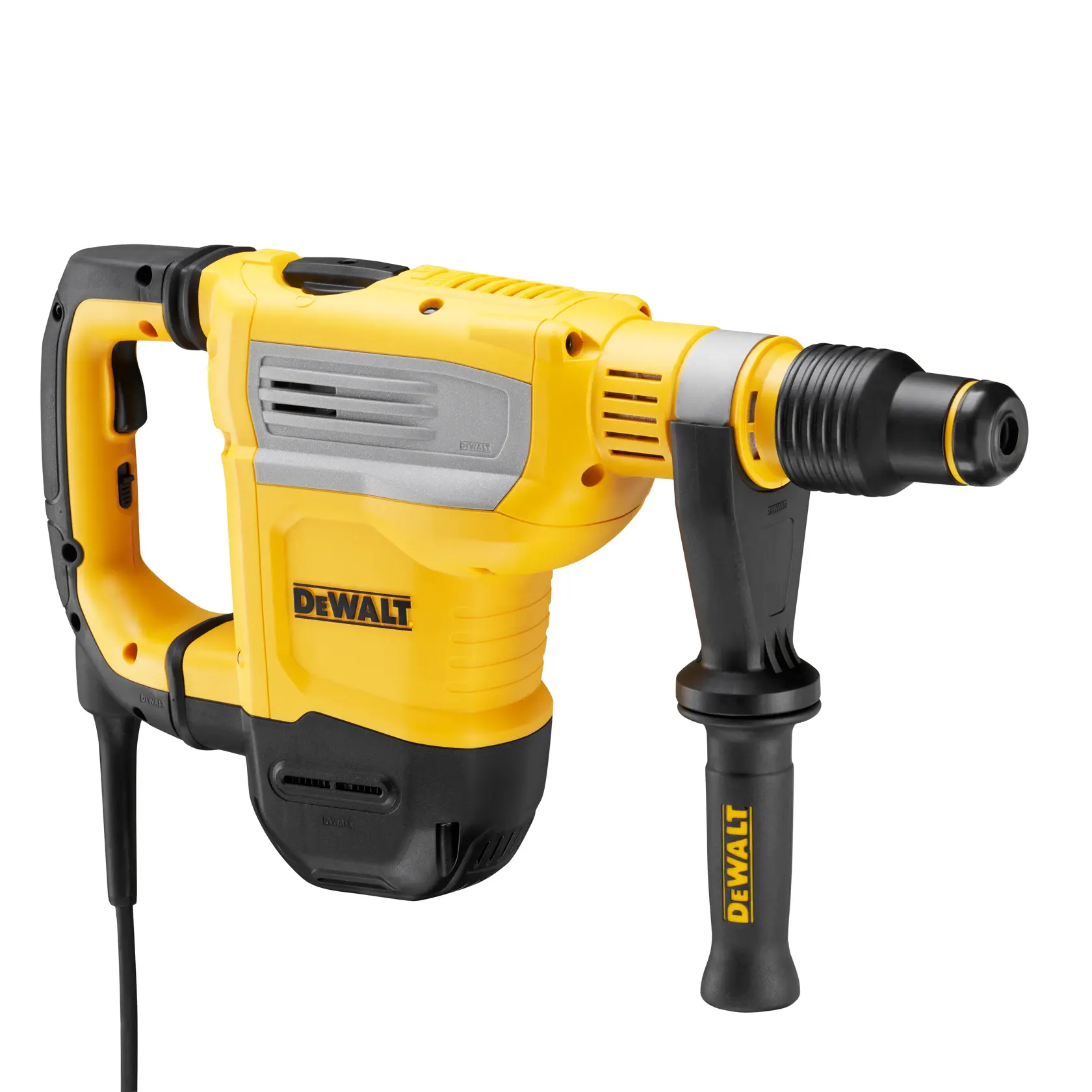 Ein Arbeiter mit Sicherheitshelm und Weste bedient einen DEWALT Drehhammer-Bohrer (SKU: D25614K), um eine Betonwand auf einer Baustelle zu bohren. DEWALT Geräte und Werkzeuge sind im Hintergrund sichtbar.