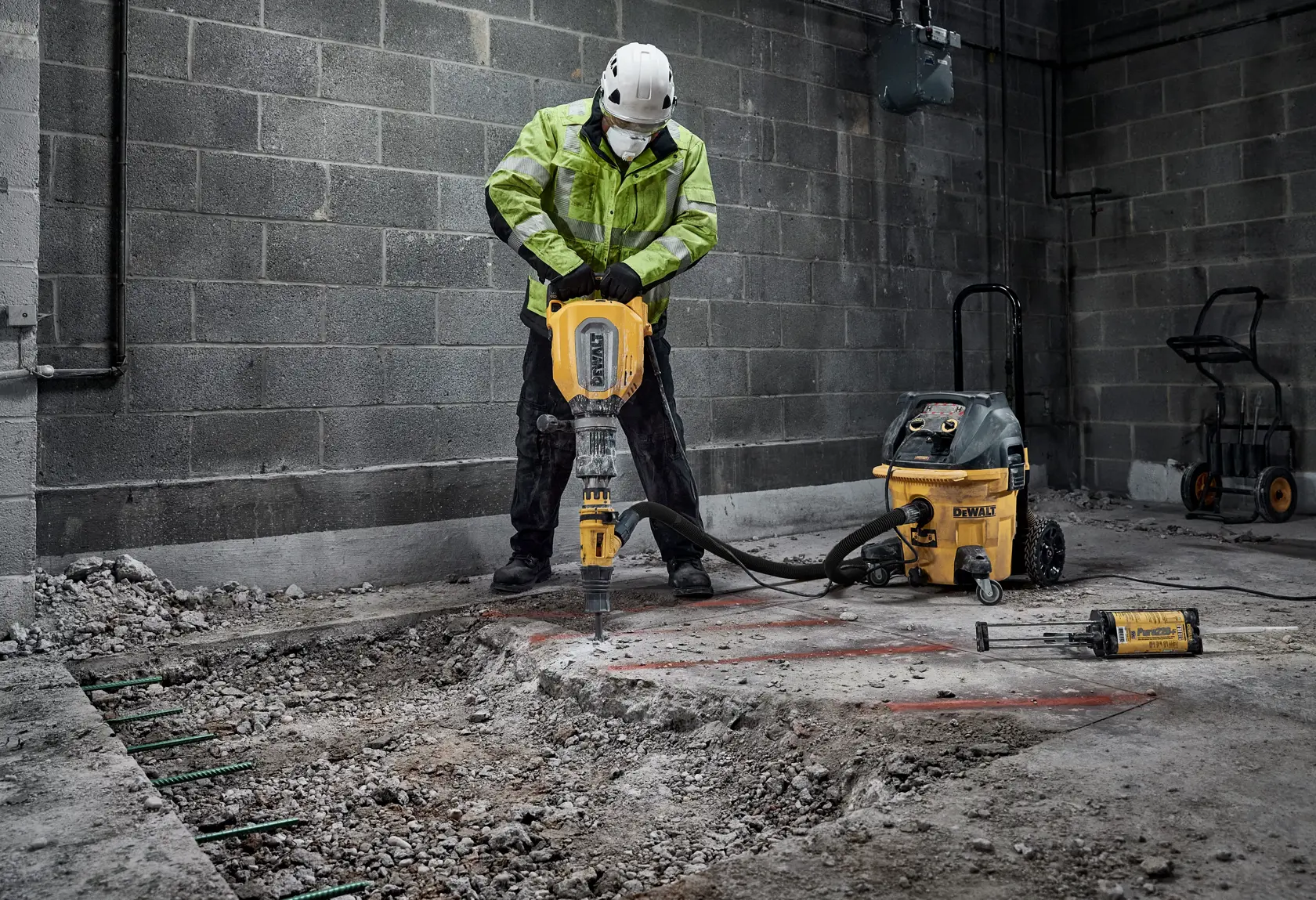 Bild eines DEWALT Abbruchhammers Modell D25911K mit hervorgehobenen Merkmalen wie SDS Max Werkzeughalter, kabellose Werkzeugsteuerung, Stoßdämpfungstechnologie und einem variablen Geschwindigkeitsregler.