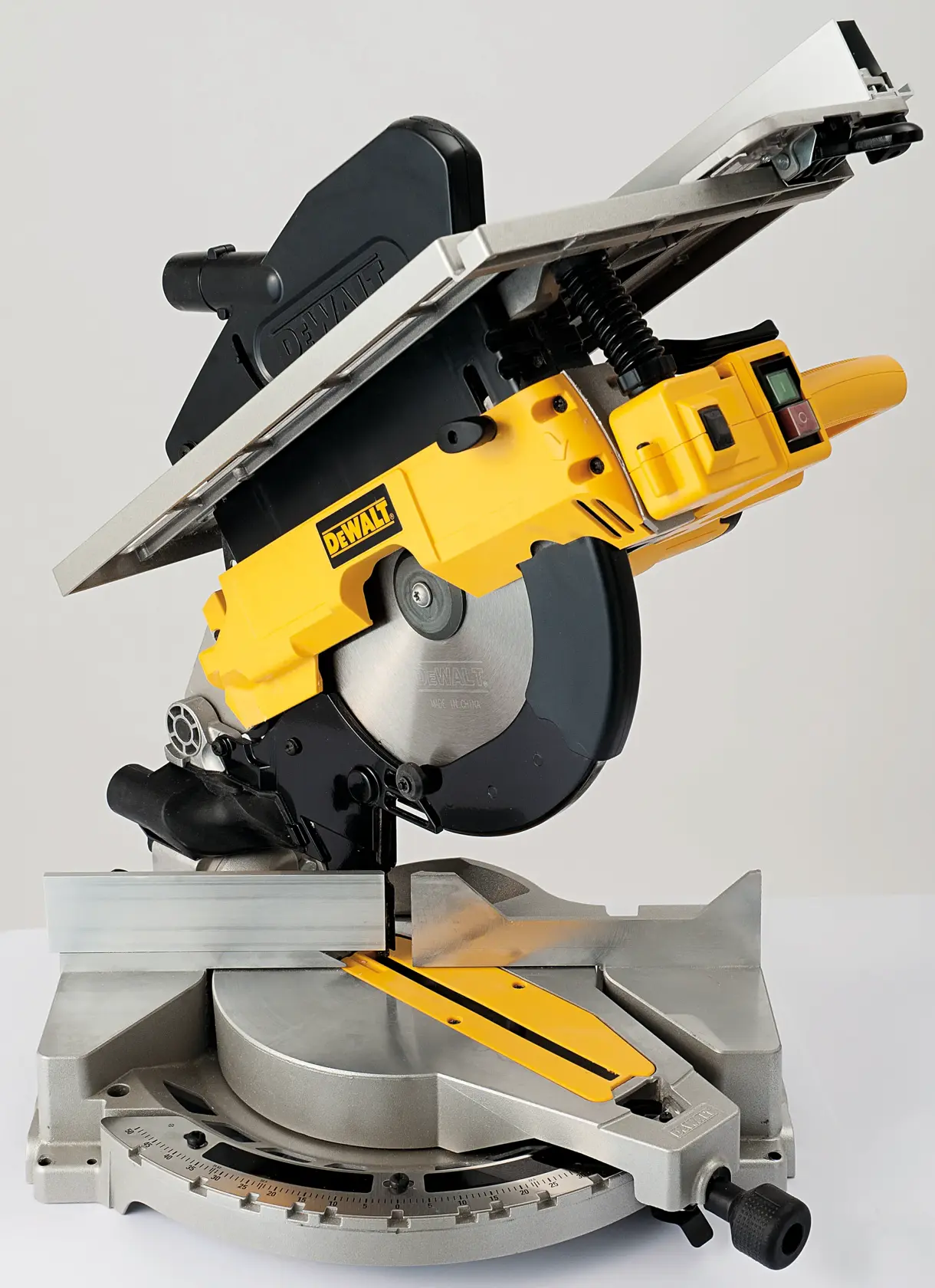 DEWALT D27113 Kombi-Kapp- und Tischkreissäge in Gelb und Schwarz, im Studio mit sichtbarem Sägeblatt und verstellbarem Anschlag dargestellt.