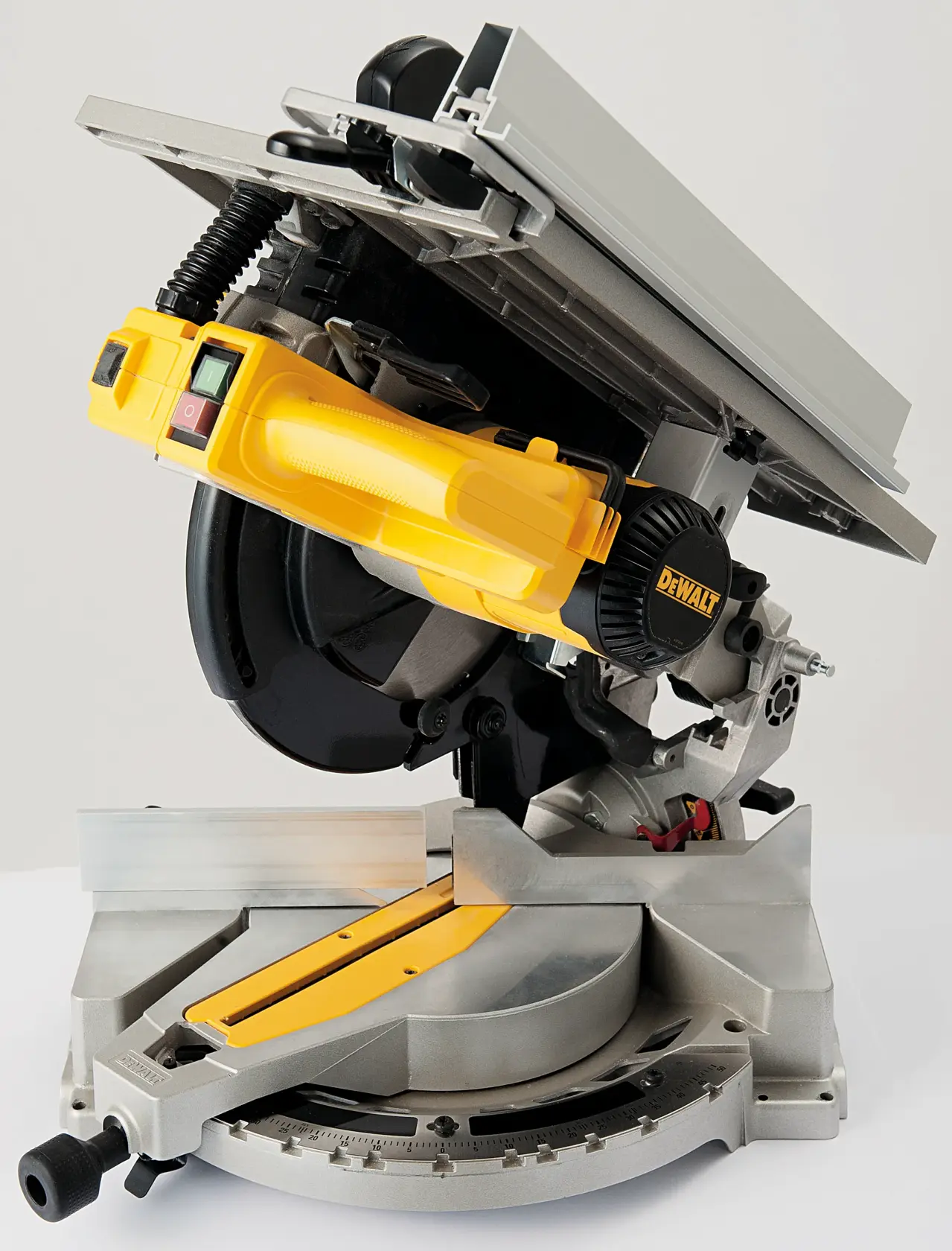 DEWALT D27113 Kapp- und Gehrungssäge mit gelbem Griff und silberner Basis. Die Säge ist in geneigter Position, sichtbar sind das Sägeblatt, der Winkeleinsteller und die Schnittplattform.
