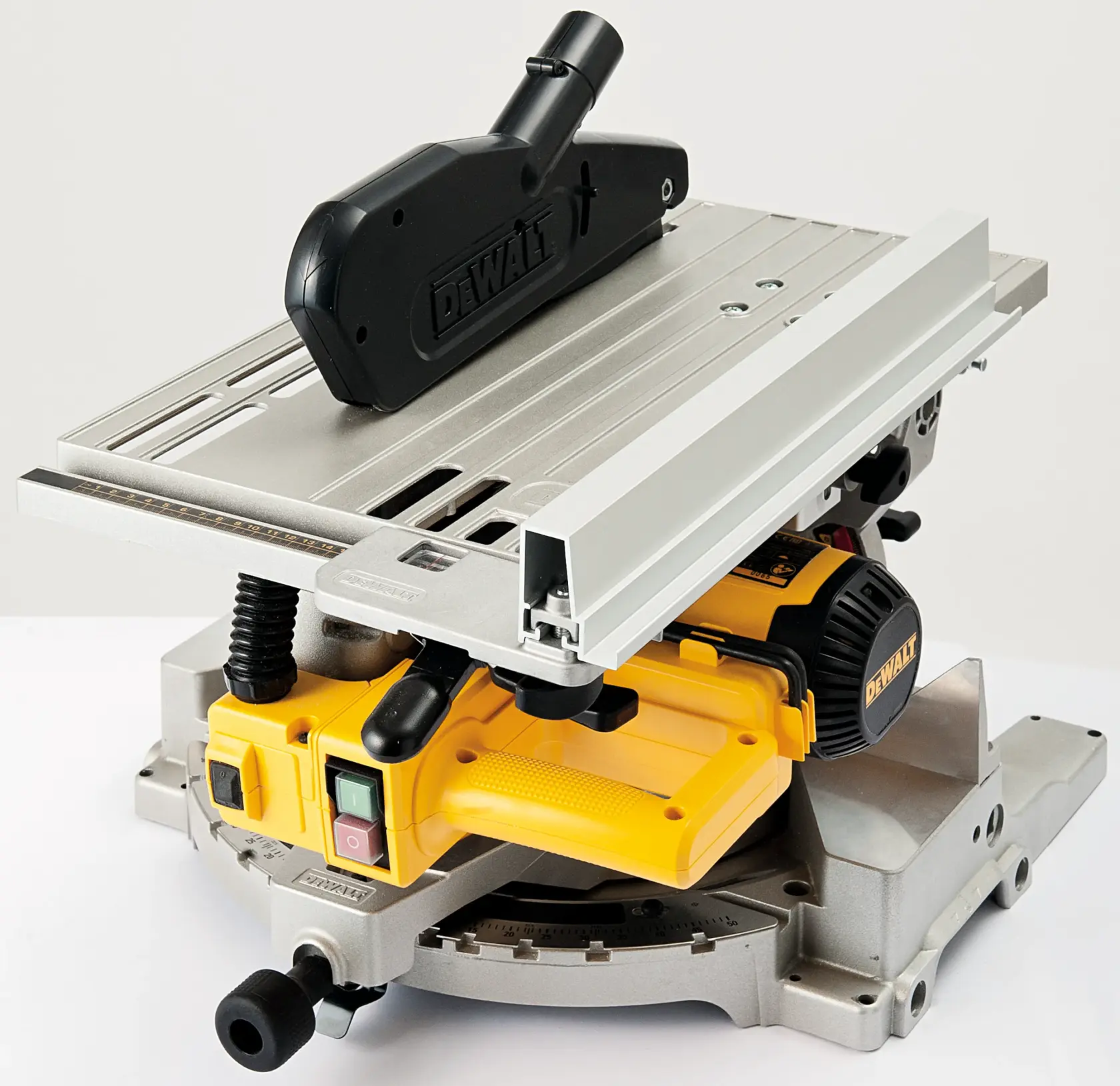 Eine DEWALT Elektrosäge mit gelbem Sockel, Aluminiumtisch und schwarzem Staubabsaugaufsatz, entwickelt für präzise Schneidarbeiten.
