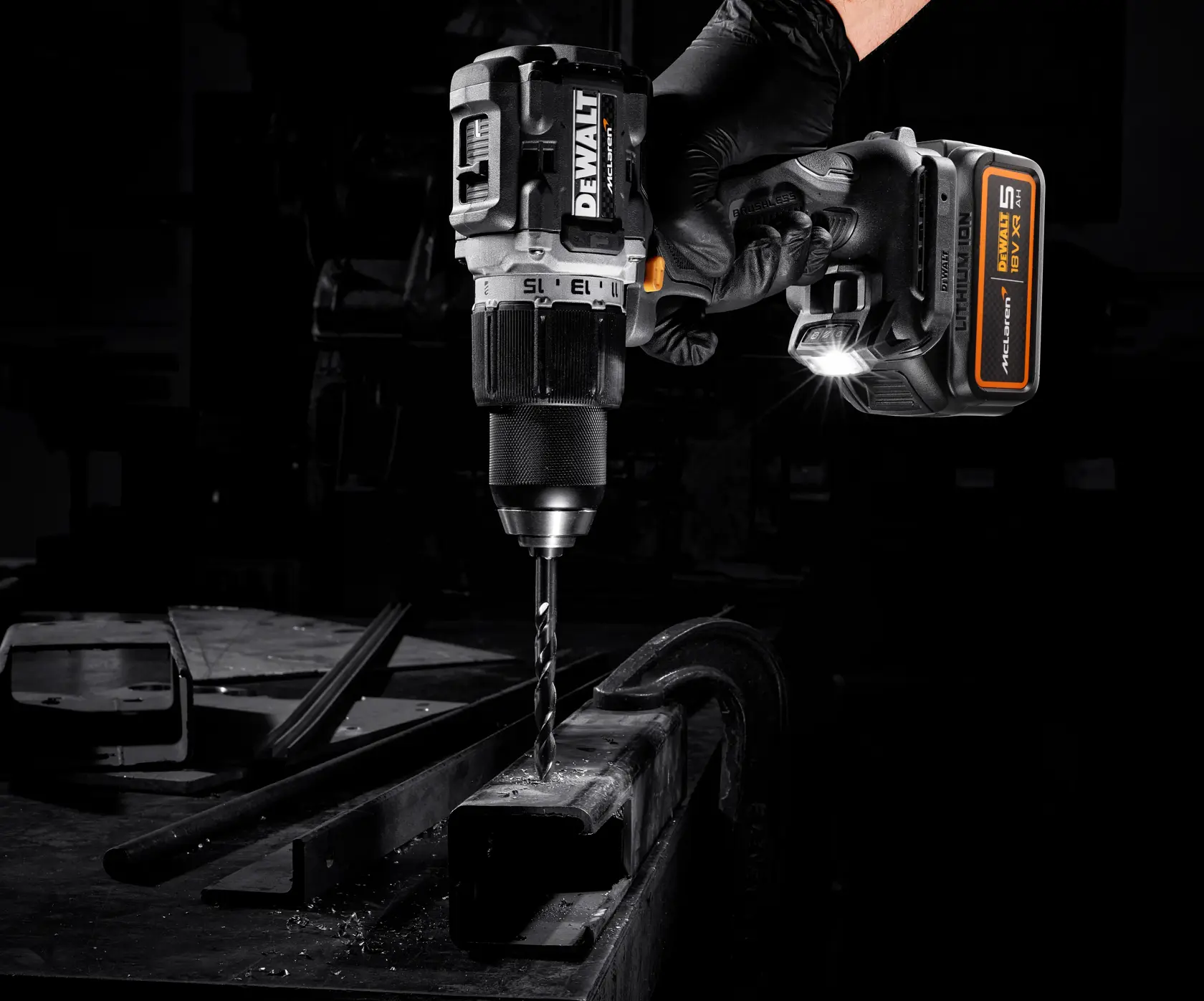 DEWALT x McLaren F1 Team 18V XR Akku-Schlagbohrschrauber - 2 x 5Ah