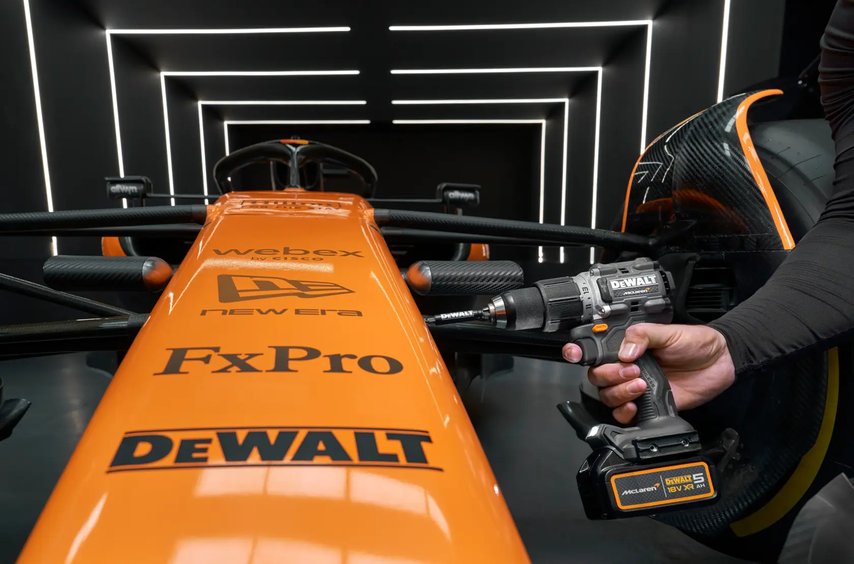 DEWALT x McLaren F1 Team 18V XR Akku-Schlagbohrschrauber - 2 x 5Ah