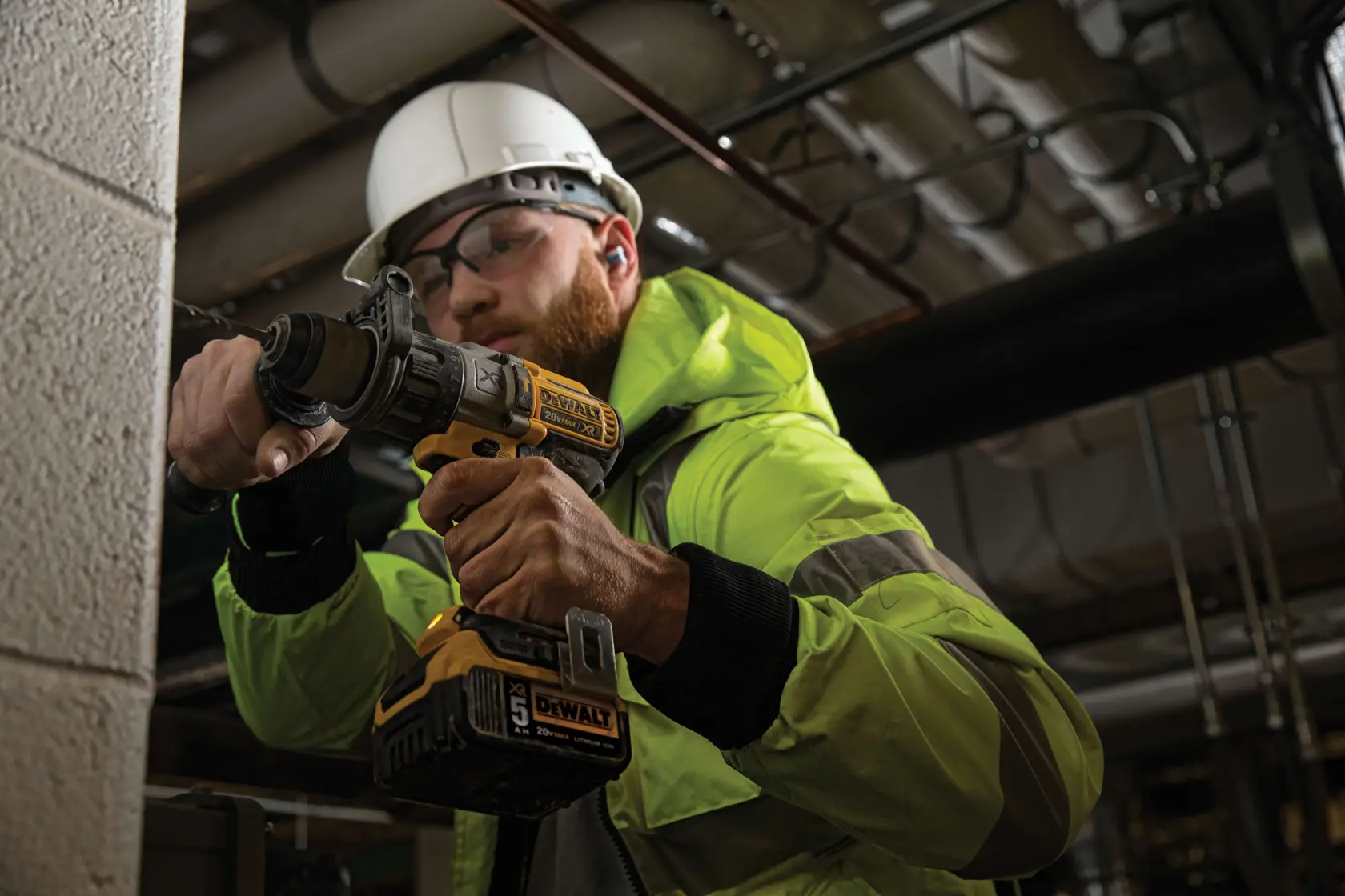 Dewalt DCD996P2 20V Max XR Akku-Bohrmaschine mit gelb-schwarzem Design und eingebautem 5,0Ah Lithium-Ionen-Akku, gezeigt vor weißem Hintergrund.