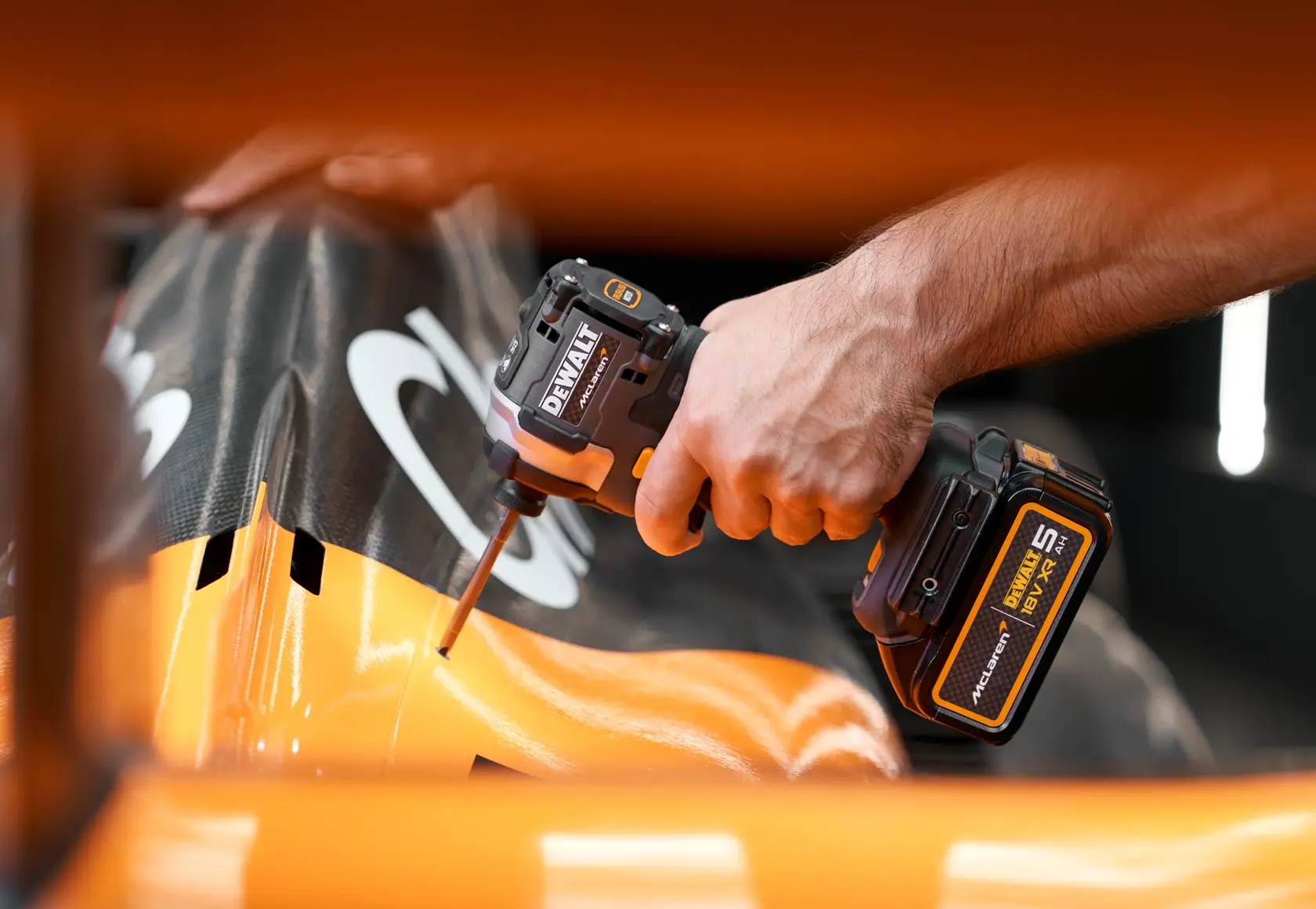 DEWALT x McLaren F1 Team 18V XR Schlagschrauber - 2 x 5Ah