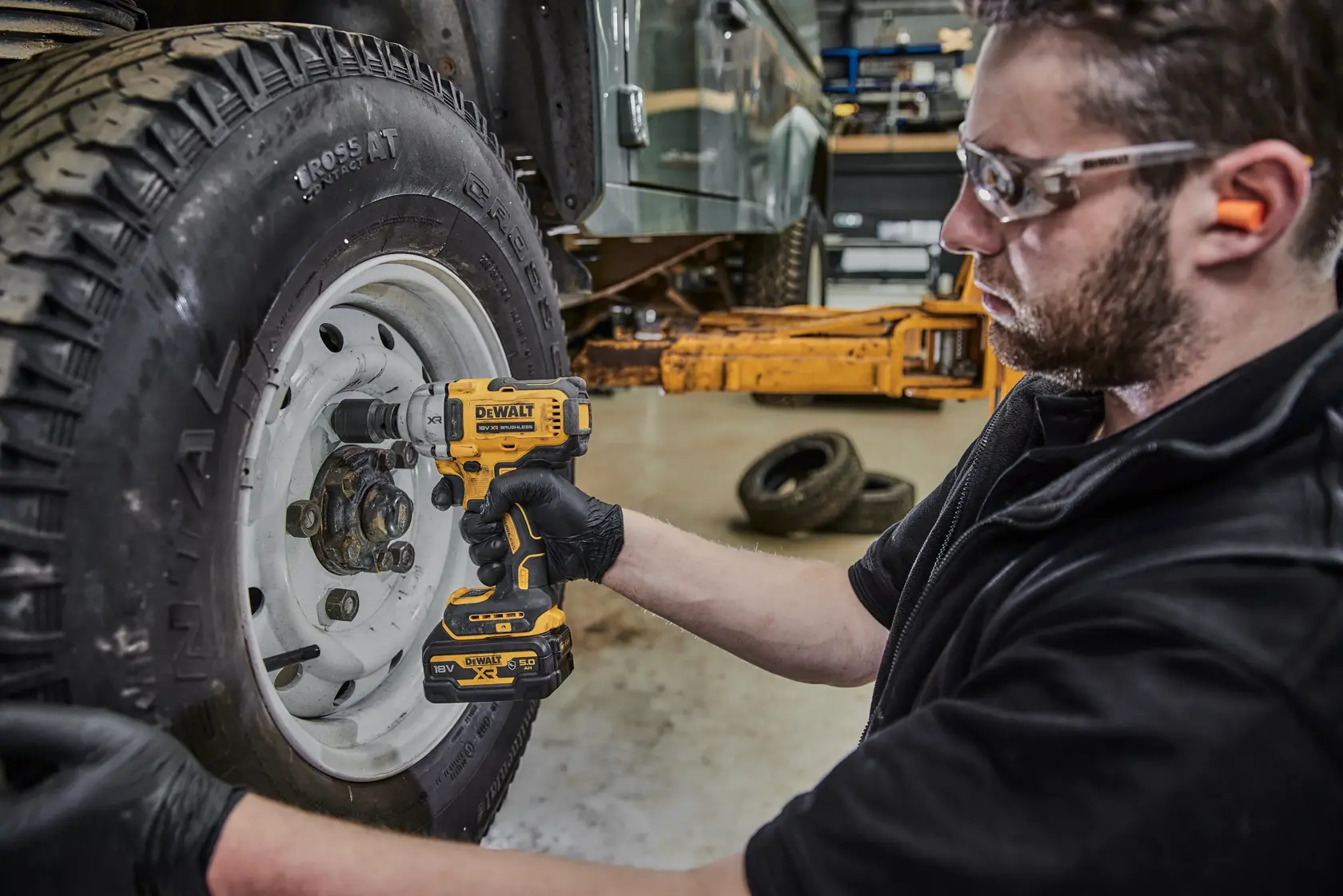 DEWALT® 18V XR® Bürstenloser 1/2" Akku-Mittel-Torque-Schlagschrauber mit Schweinsring - 2 x 5Ah Akku Automobil