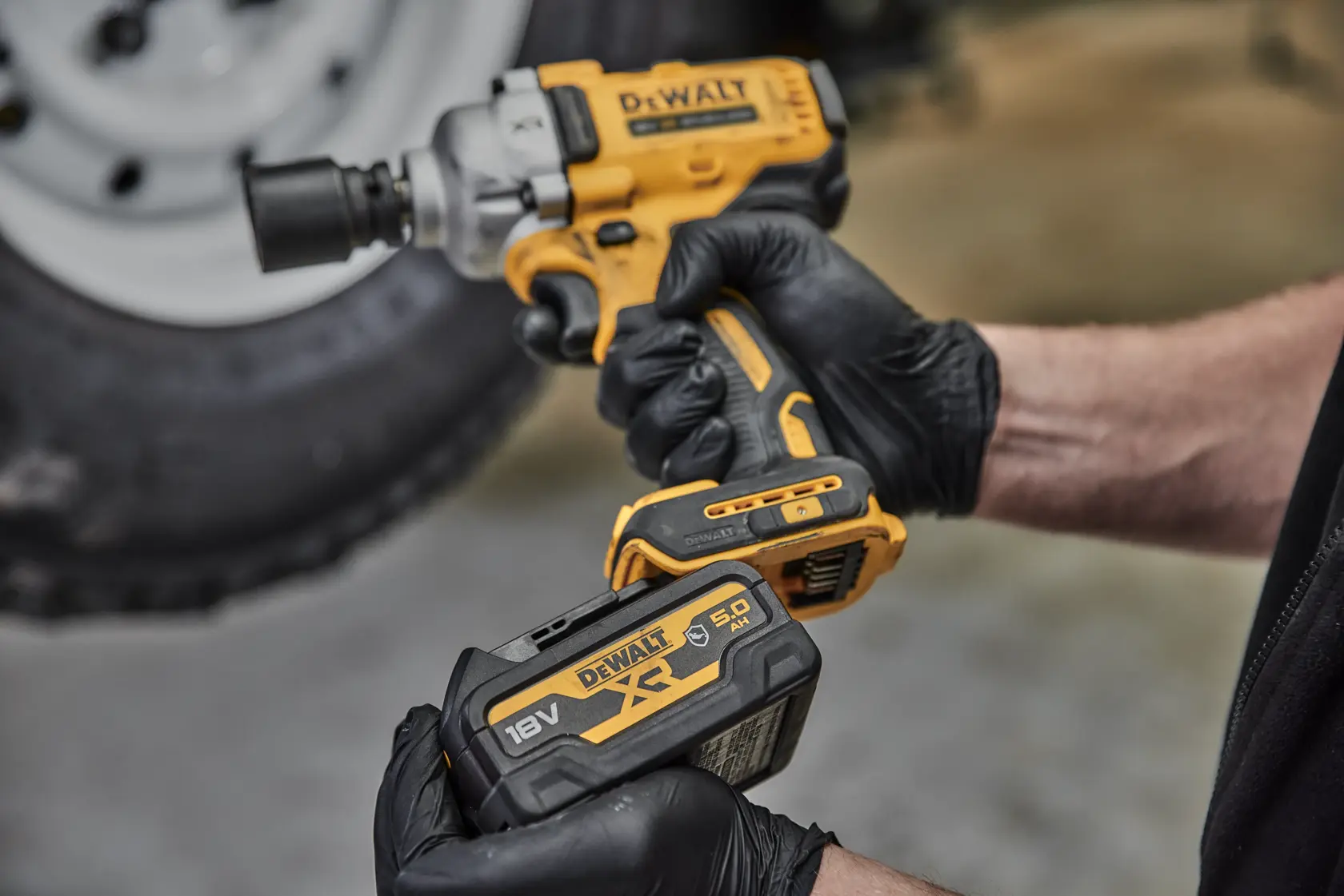 DEWALT® 18V XR® Bürstenloser 1/2" Akku-Mittel-Torque-Schlagschrauber mit Schweinsring - 2 x 5Ah Akku Automobil