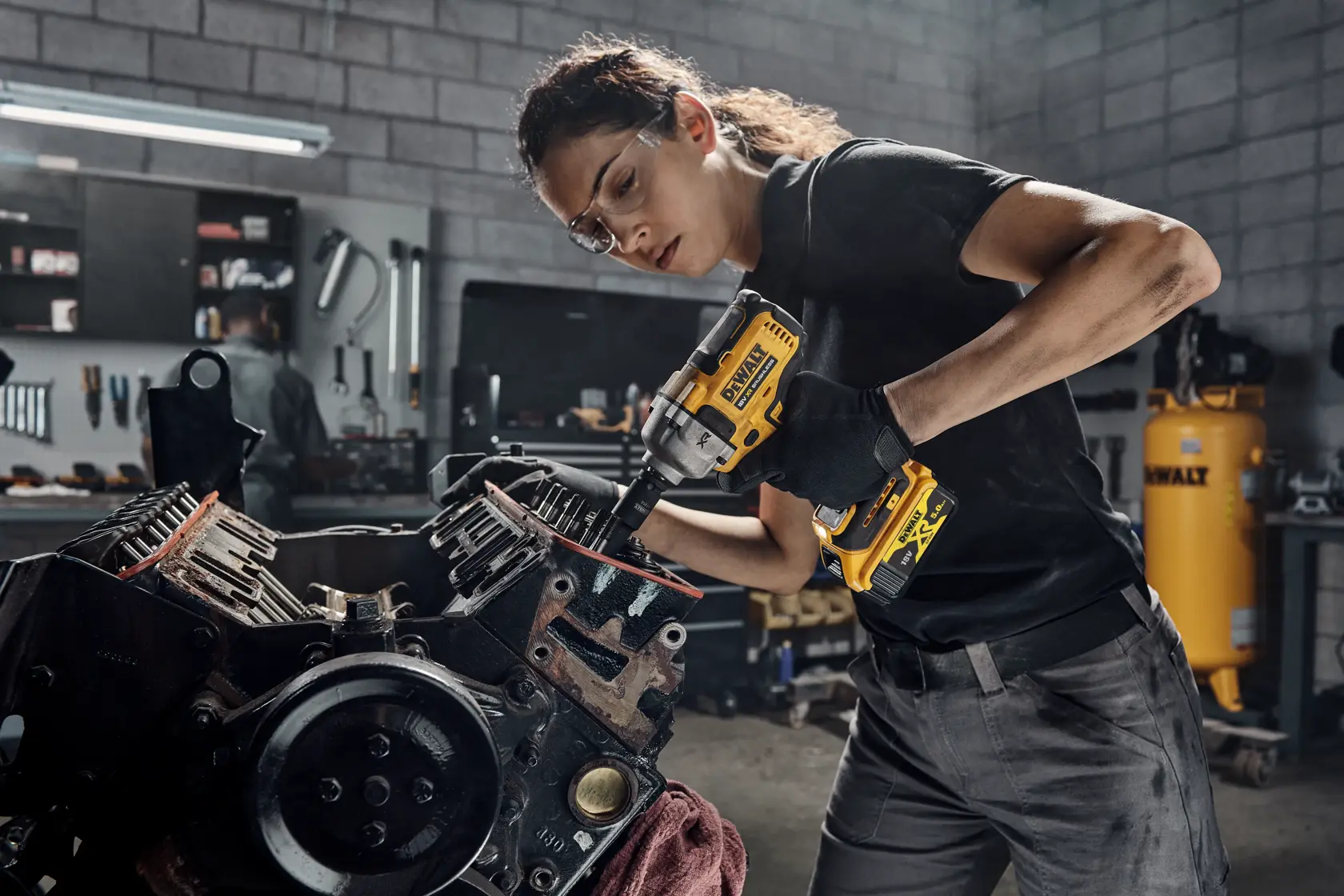 DEWALT® 18V XR® Brushless 1/2" Akku-Mittelklasse-Drehmomentschrauber mit Sicherungsstift (ohne Akku)