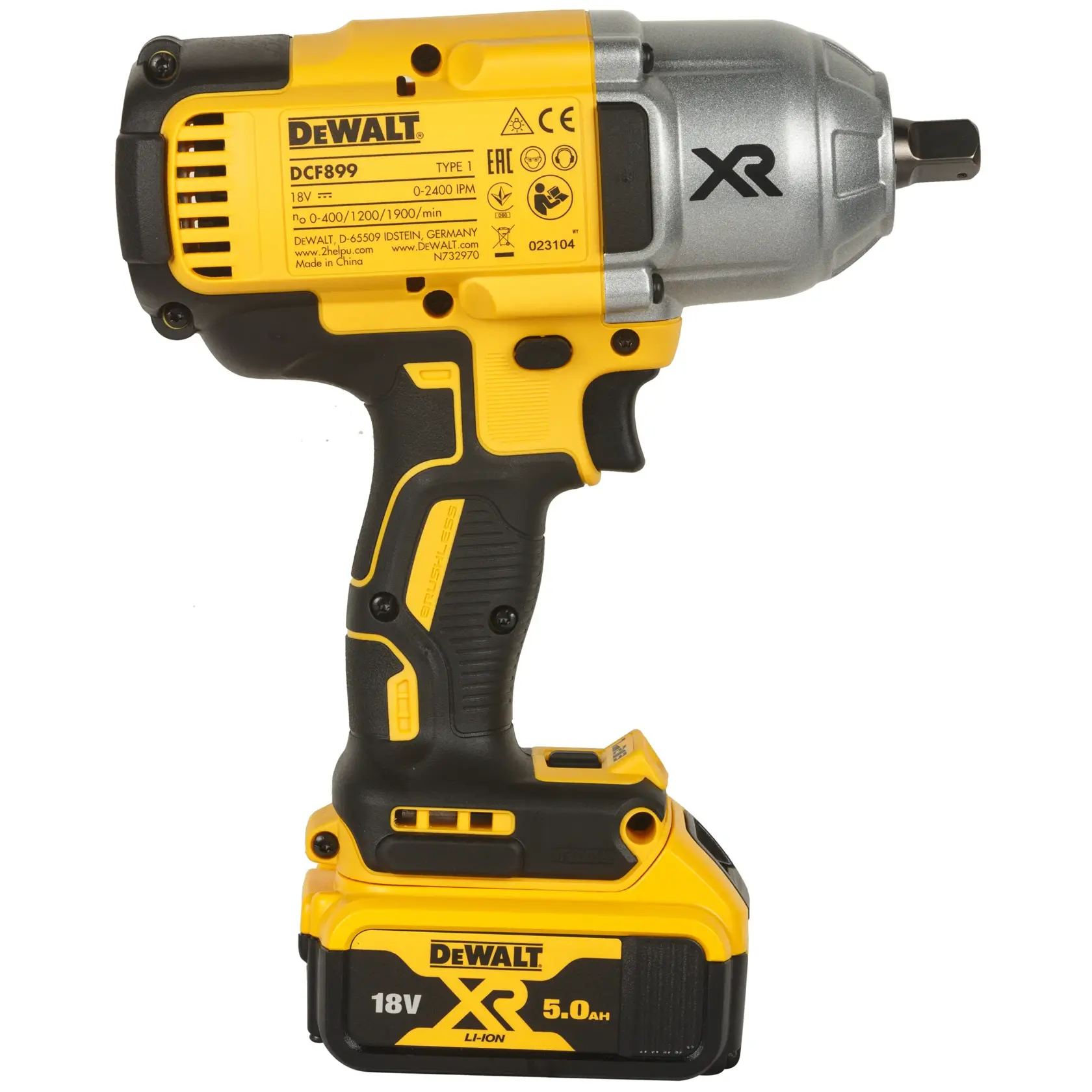 Das DEWALT DCF899P2 Set enthält einen 20V MAX XR bürstenlosen Hochleistungs-Schlagschrauber mit 1/2 Zoll Detent-Pin-Amboss, zwei 20V MAX 5,0Ah Akkus, ein Ladegerät und eine schwarz-gelbe Transporttasche. Alle Artikel sind zusammen abgebildet.