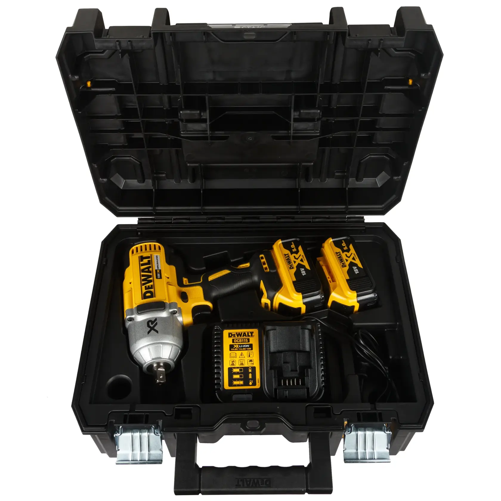 Ein schwarzer Hartplastik-Tragekoffer mit einem DEWALT Akku-Schlagschrauber, zwei wiederaufladbaren Batterien und einem Batterieladegerät, ordentlich im Inneren angeordnet.