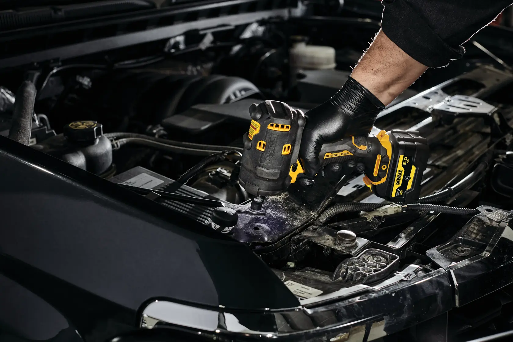 Grafik mit DEWALT XTREME Sub-Compact Series Branding und dem Slogan 'Kompakt und leistungsstark' auf gelbem Hintergrund.