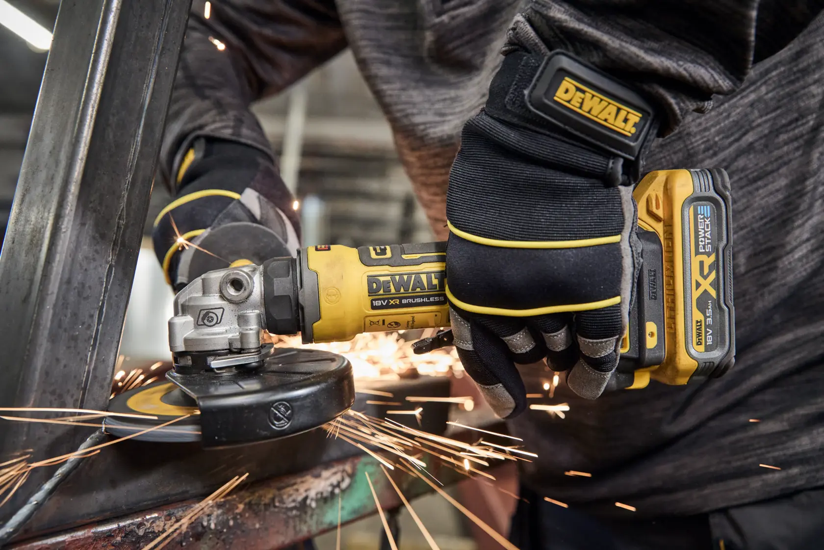Person nutzt einen DEWALT Akku-Winkelschleifer auf Metall, Funken fliegen.