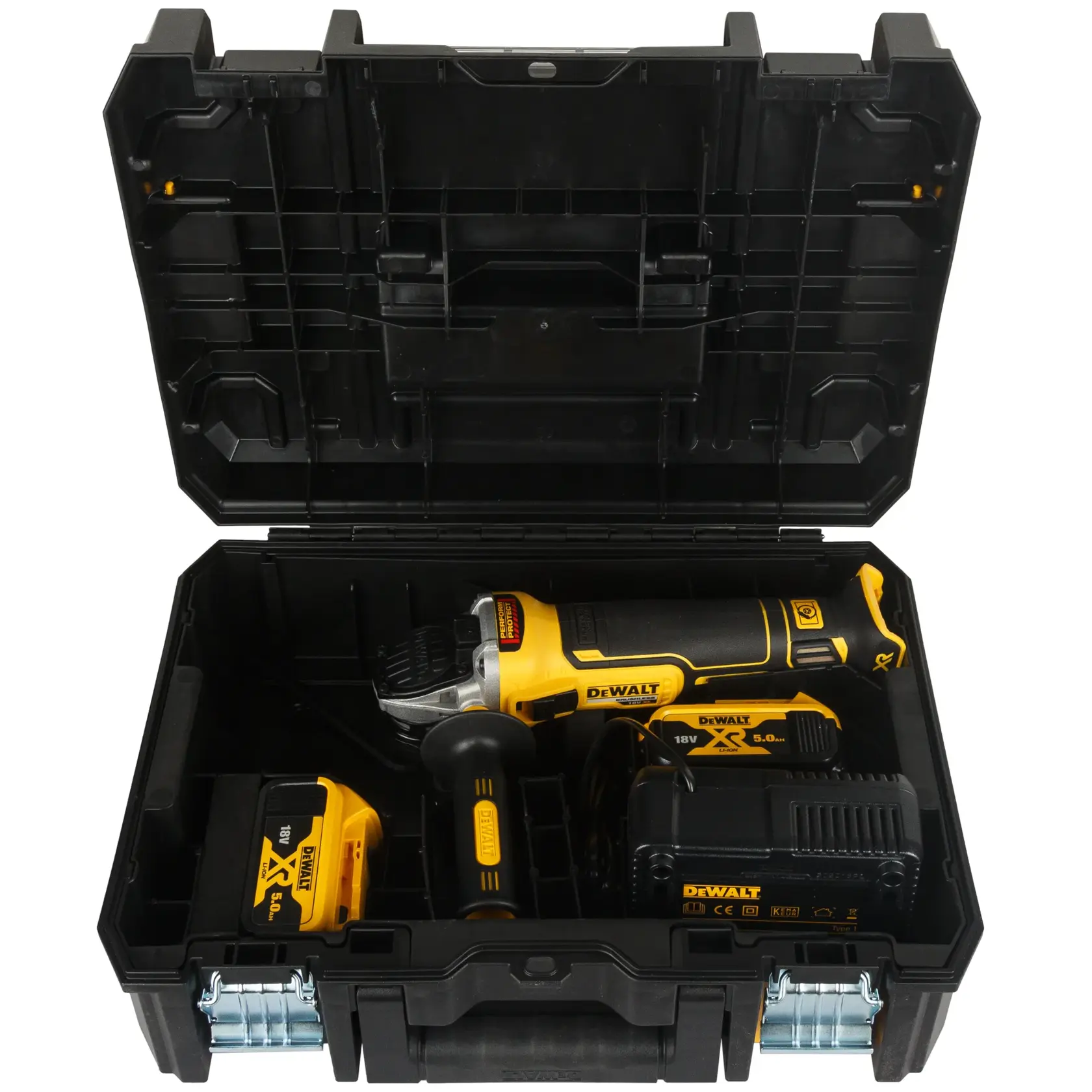 Ein schwarzer Hartschalenkoffer mit einem DEWALT Akku-Winkelschleifer-Set, bestehend aus dem gelb-schwarzen Winkelschleifer, zwei 18V-Batterien und einem Ladegerät.
