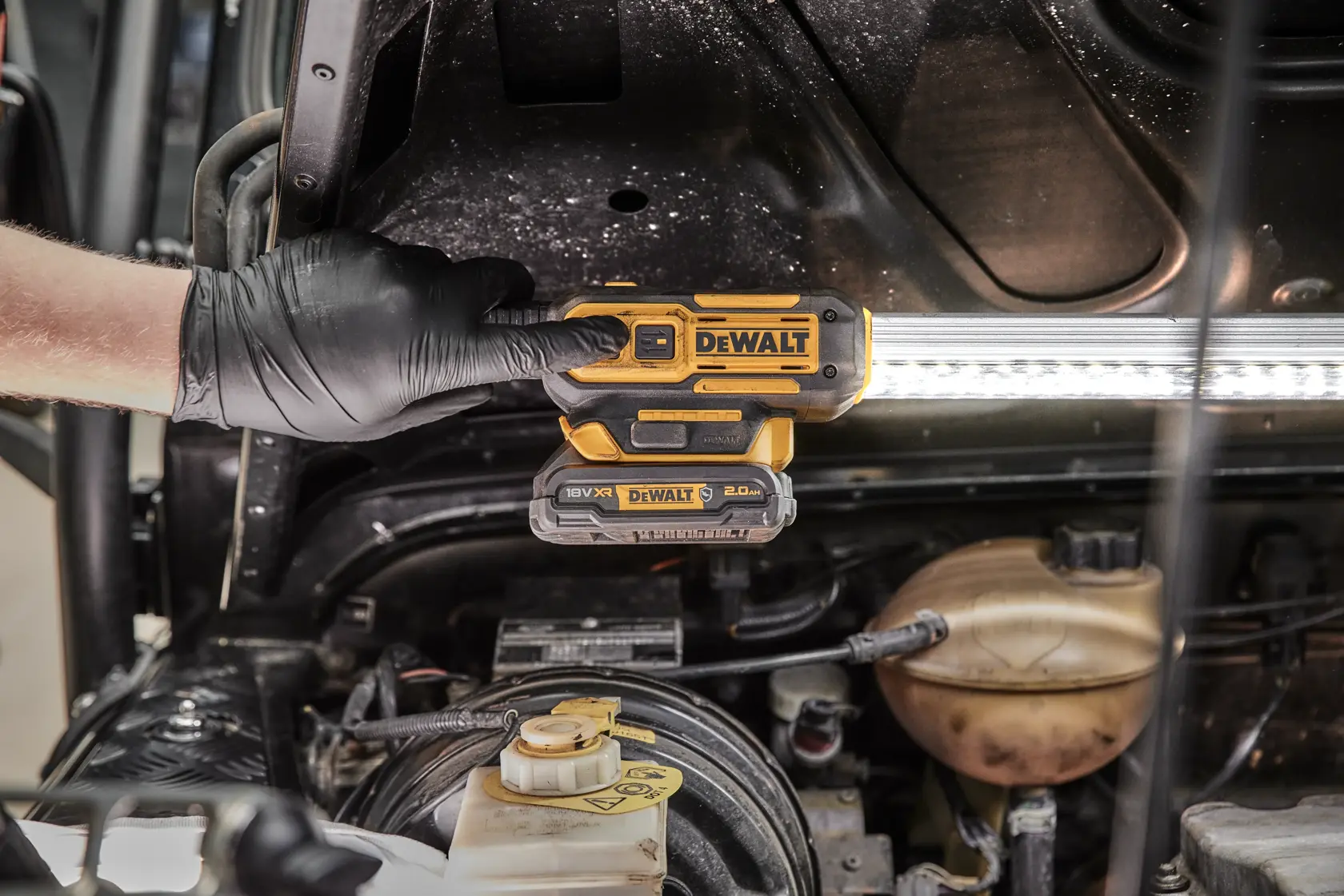 DEWALT® 18V XR® Teleskopierende LED-Motorraumleuchte (ohne Akku und Ladegerät)