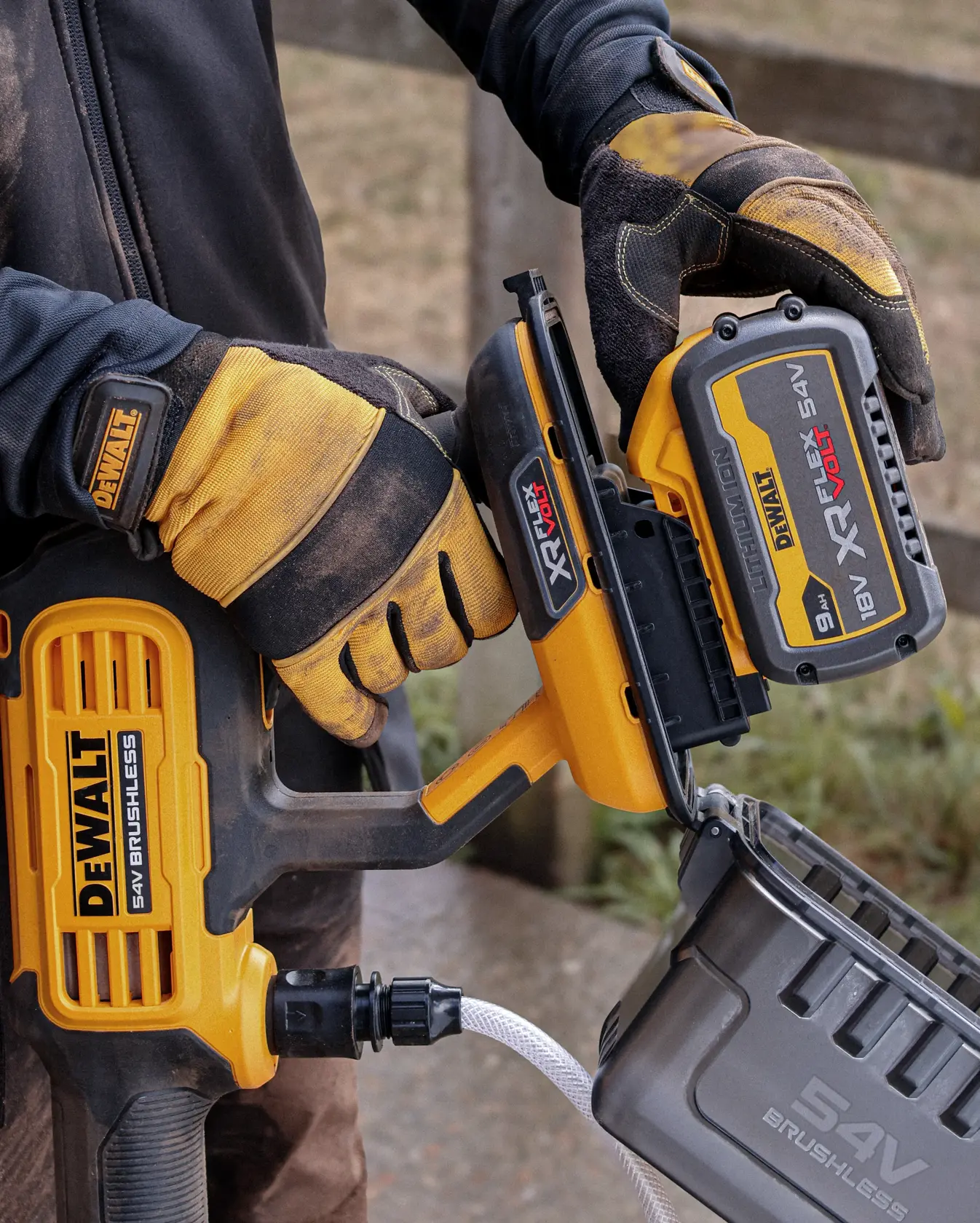 DEWALT DCMPW1000N, DCMPW1000N-XJ brushless afuera, batería colocándose, vista de cerca.