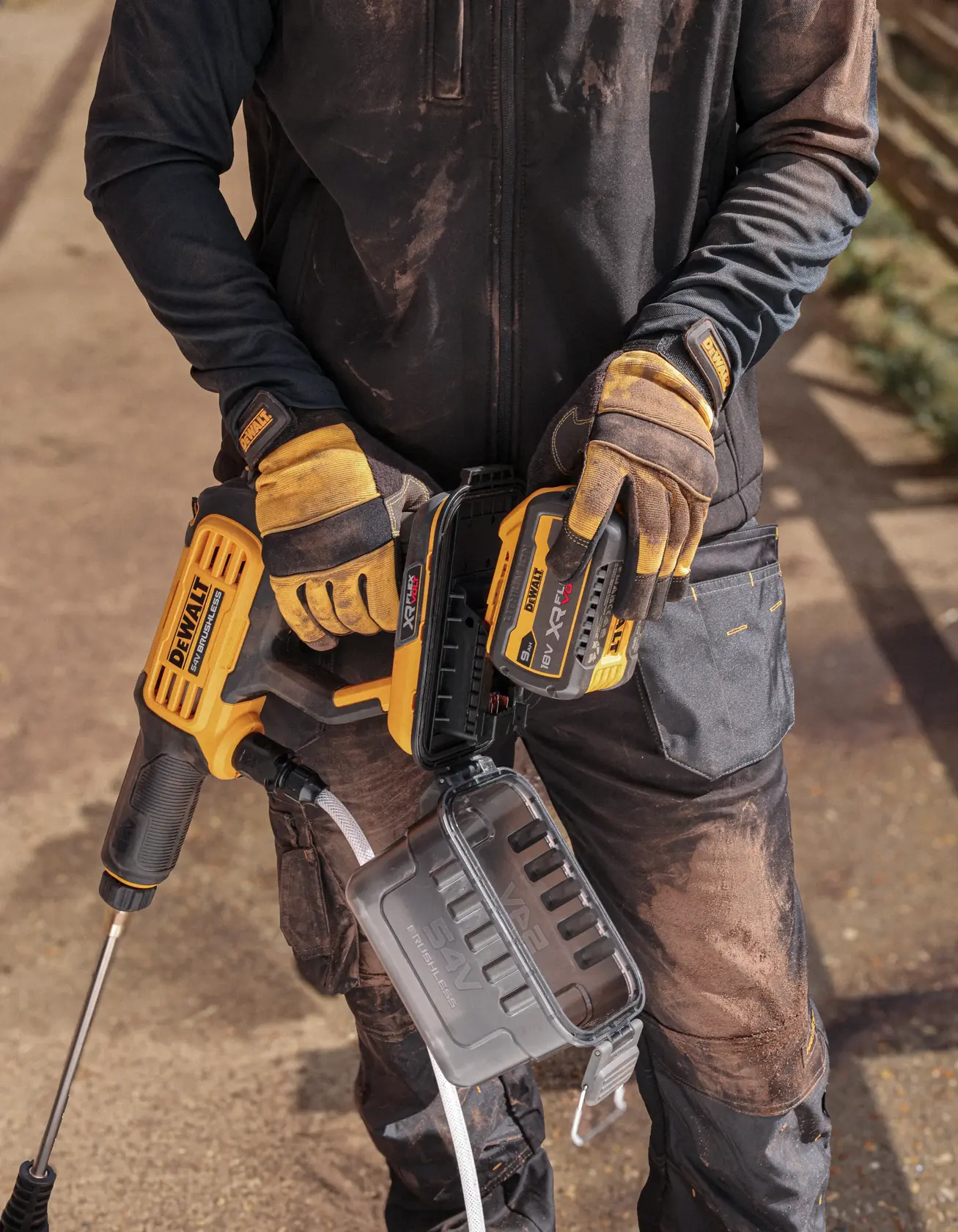 DEWALT DCMPW1000N, DCMPW1000N-XJ herramienta inalámbrica sostenida por trabajador. Categoría fotografía.