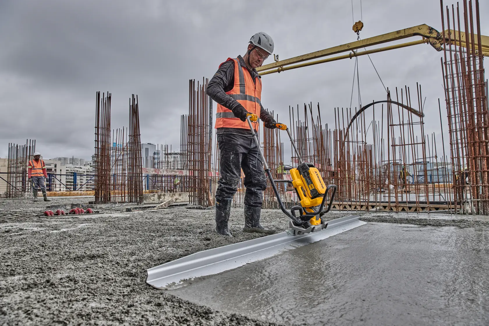DEWALT POWERSHIFT Akku-Vibrations-Glättbohle