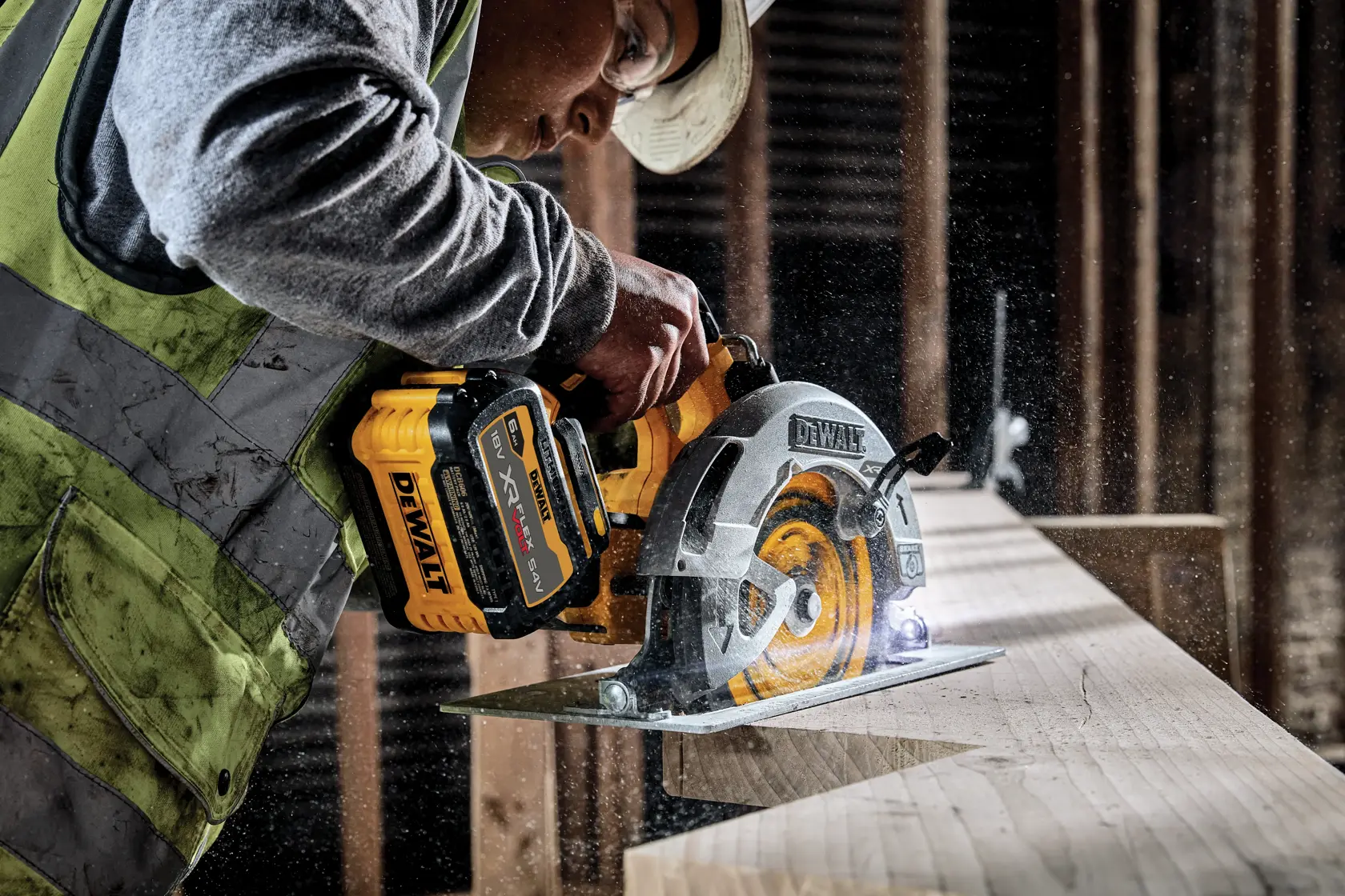 Sierra circular inalámbrica DEWALT cortando madera en obra. Serrín visible alrededor de la hoja.