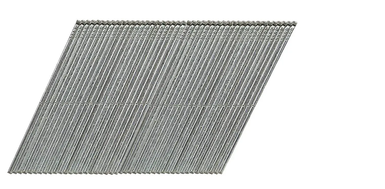 Ein Bündel schräger Metallnägel, in einer Reihe angeordnet, geeignet für den Gebrauch mit einer Nagelpistole.