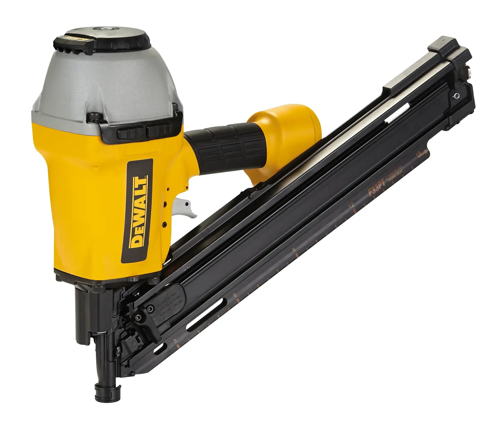 Gelbe DEWALT Nagelpistole mit schrägem schwarzem Magazin auf weißem Hintergrund.