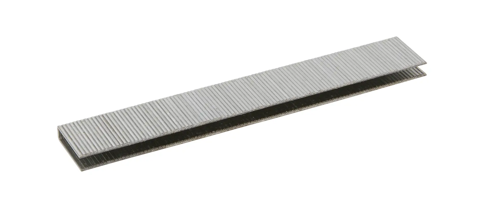 Ein Stapel Metallklammern für Heftgeräte, dargestellt auf weißem Hintergrund.