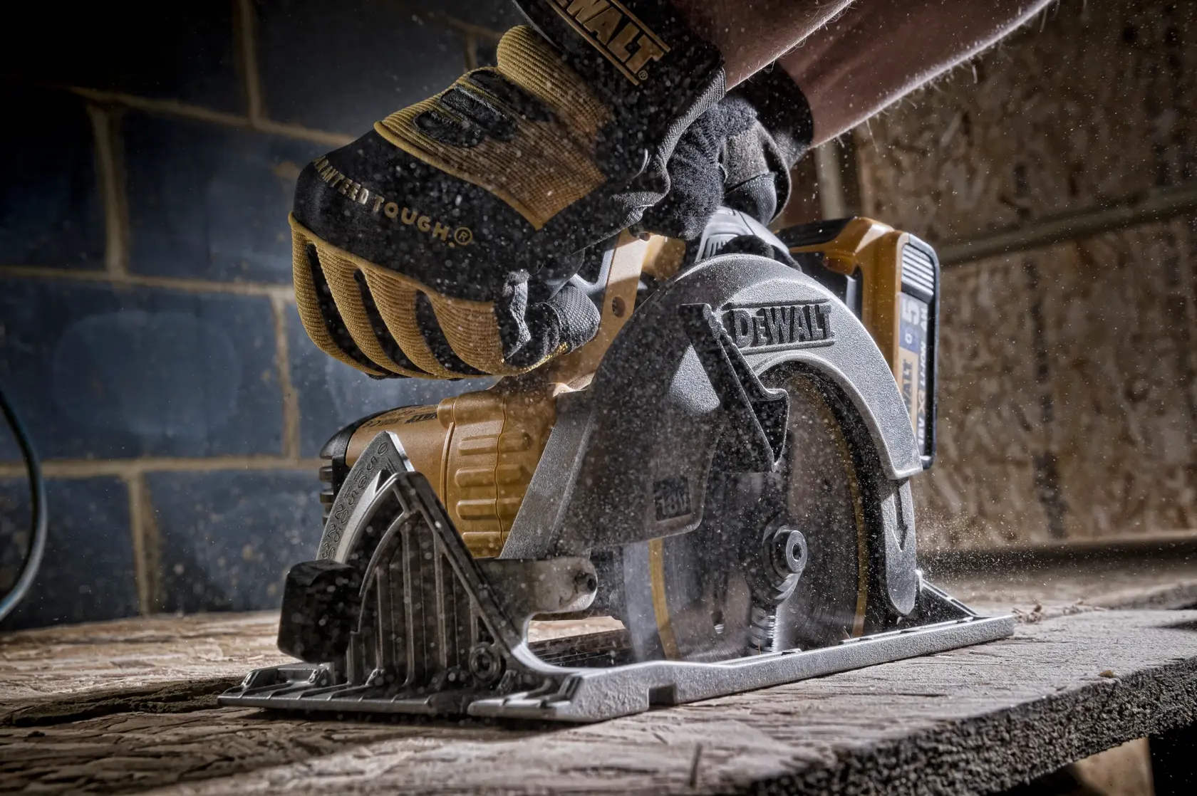 DEWALT Kreissäge schneidet Holz, bedient von einer Person mit Schutzhandschuhen in einer Werkstatt.
