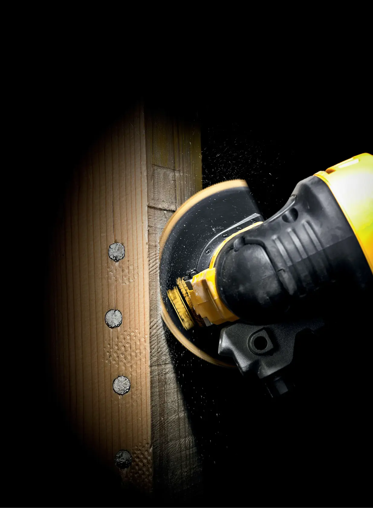 DEWALT DT20711, DT20711-QZ Werkzeug schneidet Holz, Nahaufnahme, Kategorie Fotografie.