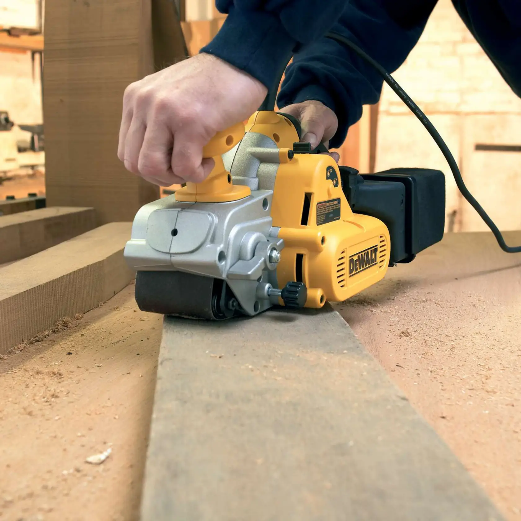 Grafik mit DEWALT XTREME Sub-Compact Series Branding und dem Slogan 'Kompakt und leistungsstark' auf gelbem Hintergrund.