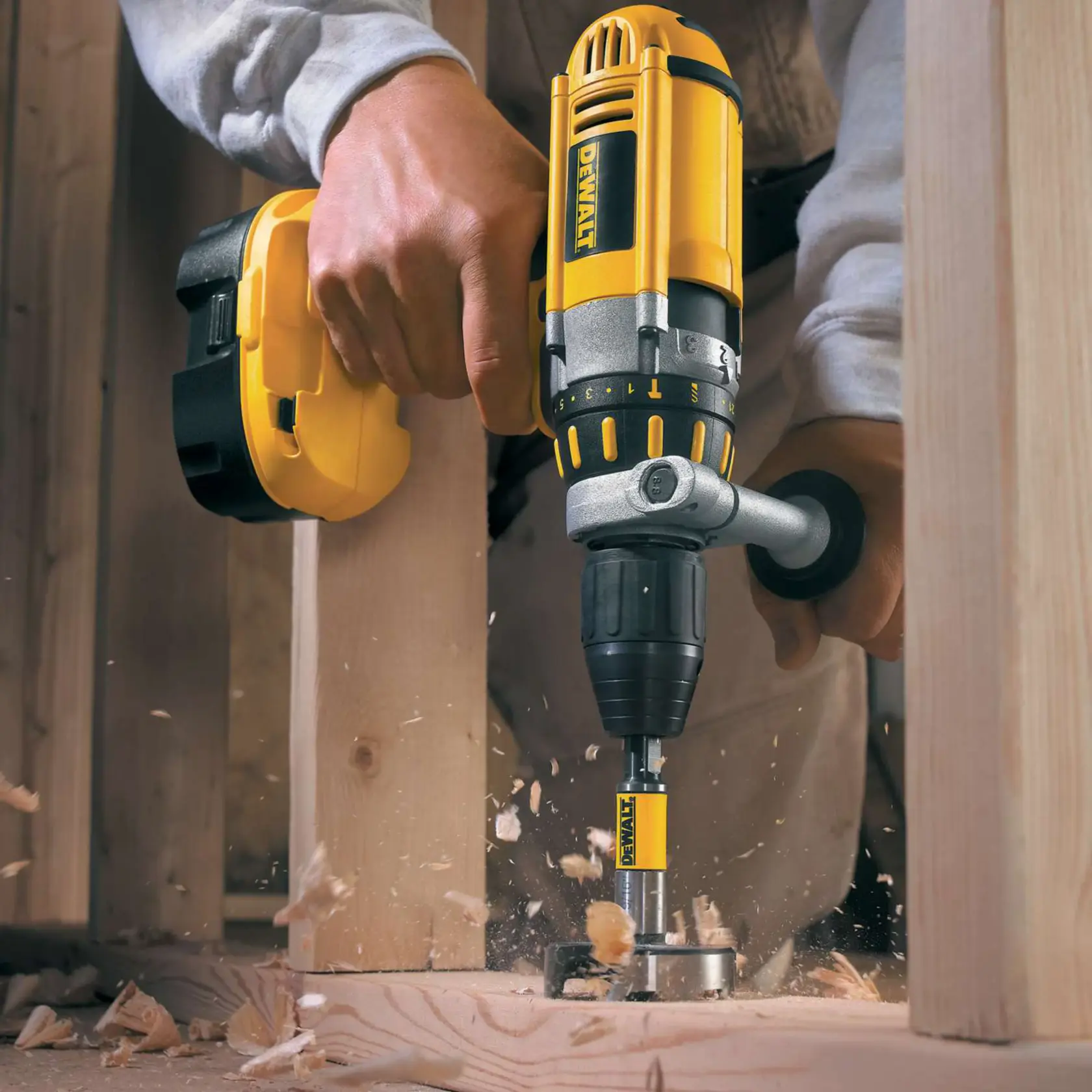 Taladro DEWALT perfora una viga de madera, con virutas de madera volando durante el proceso.