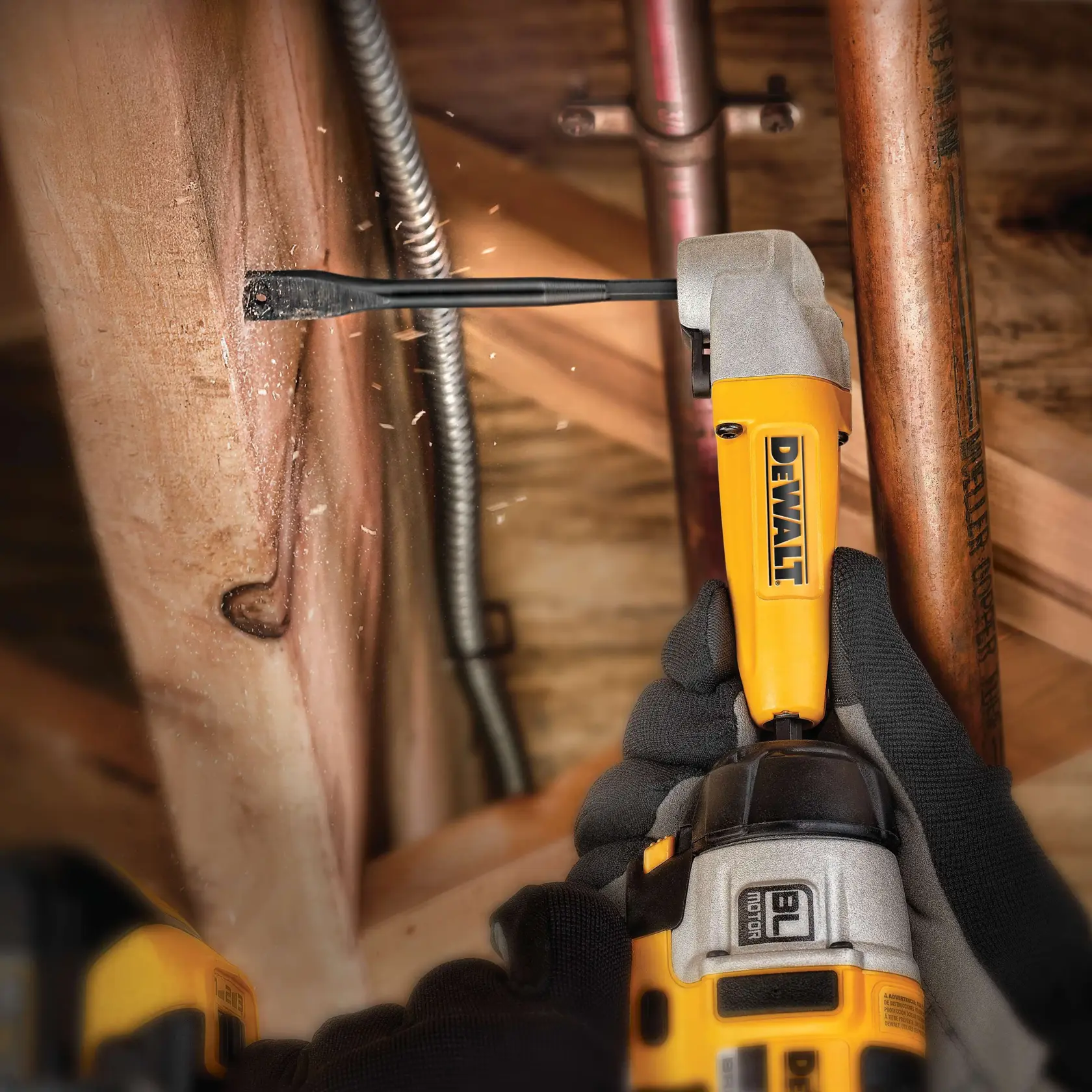 Ein DEWALT-Flachholzbohrer mit Sechskantschaft und scharfer Schneidspitze, geeignet zum Bohren von Löchern in Holz.