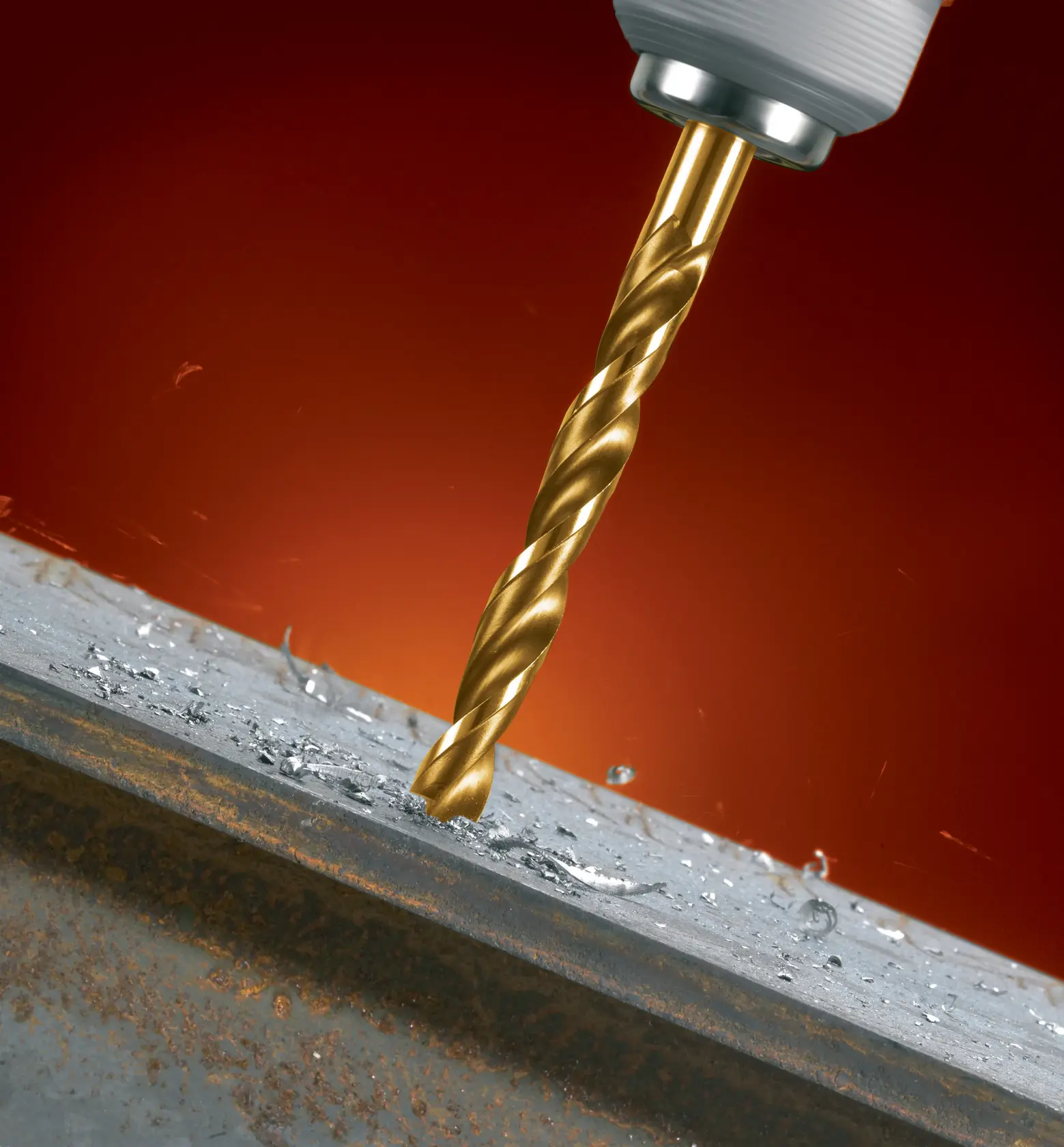 Taladro DEWALT perforando superficie metálica, virutas alrededor, iluminado por linterna.