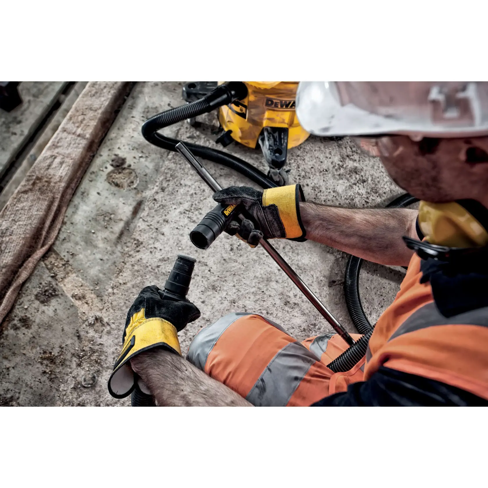 Grafik mit DEWALT XTREME Sub-Compact Series Branding und dem Slogan 'Kompakt und leistungsstark' auf gelbem Hintergrund.