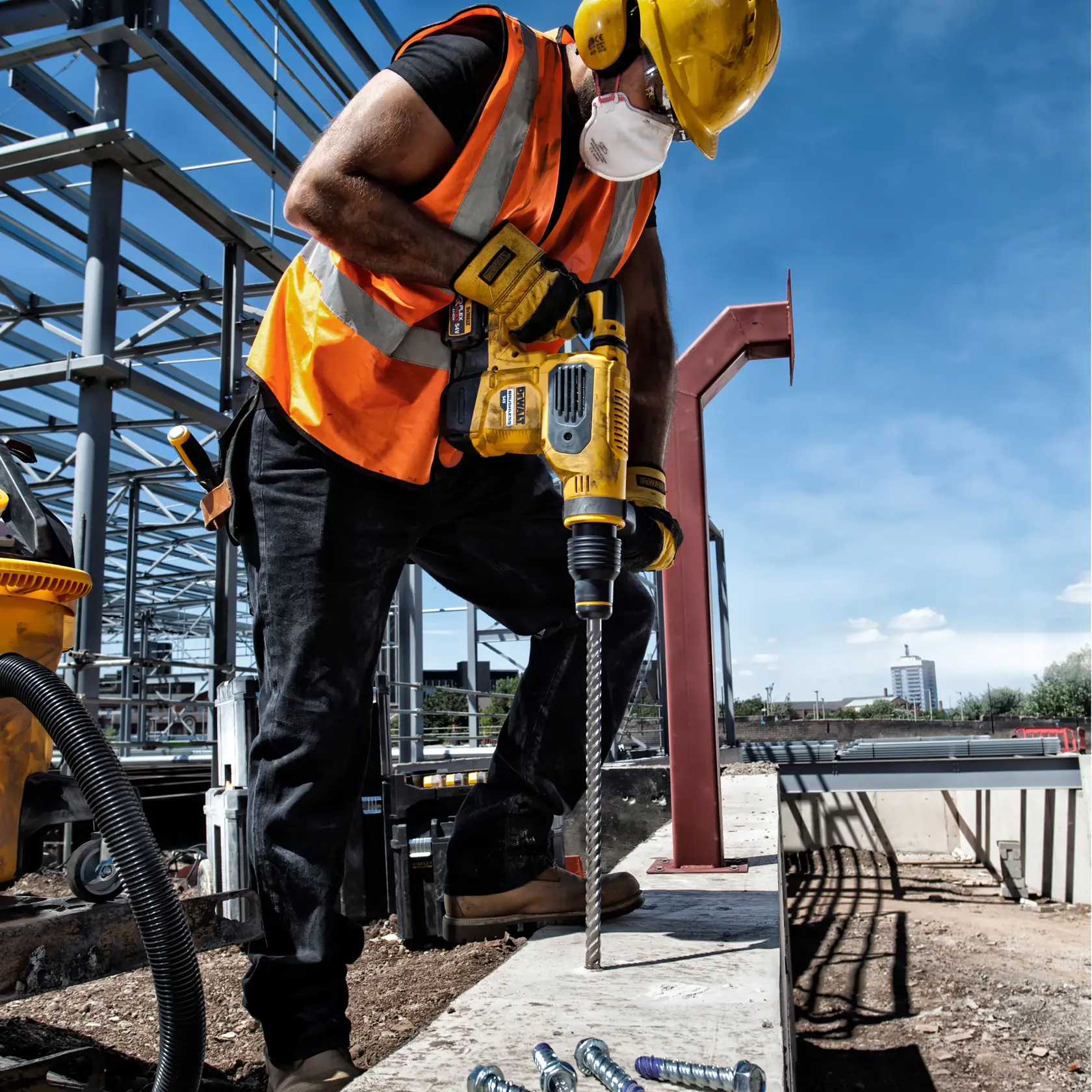 DEWALT DT60814, DT60814-QZ Bohrer im Einsatz. Bauarbeiter nutzt gelbes Gerät zum Betonbohren.