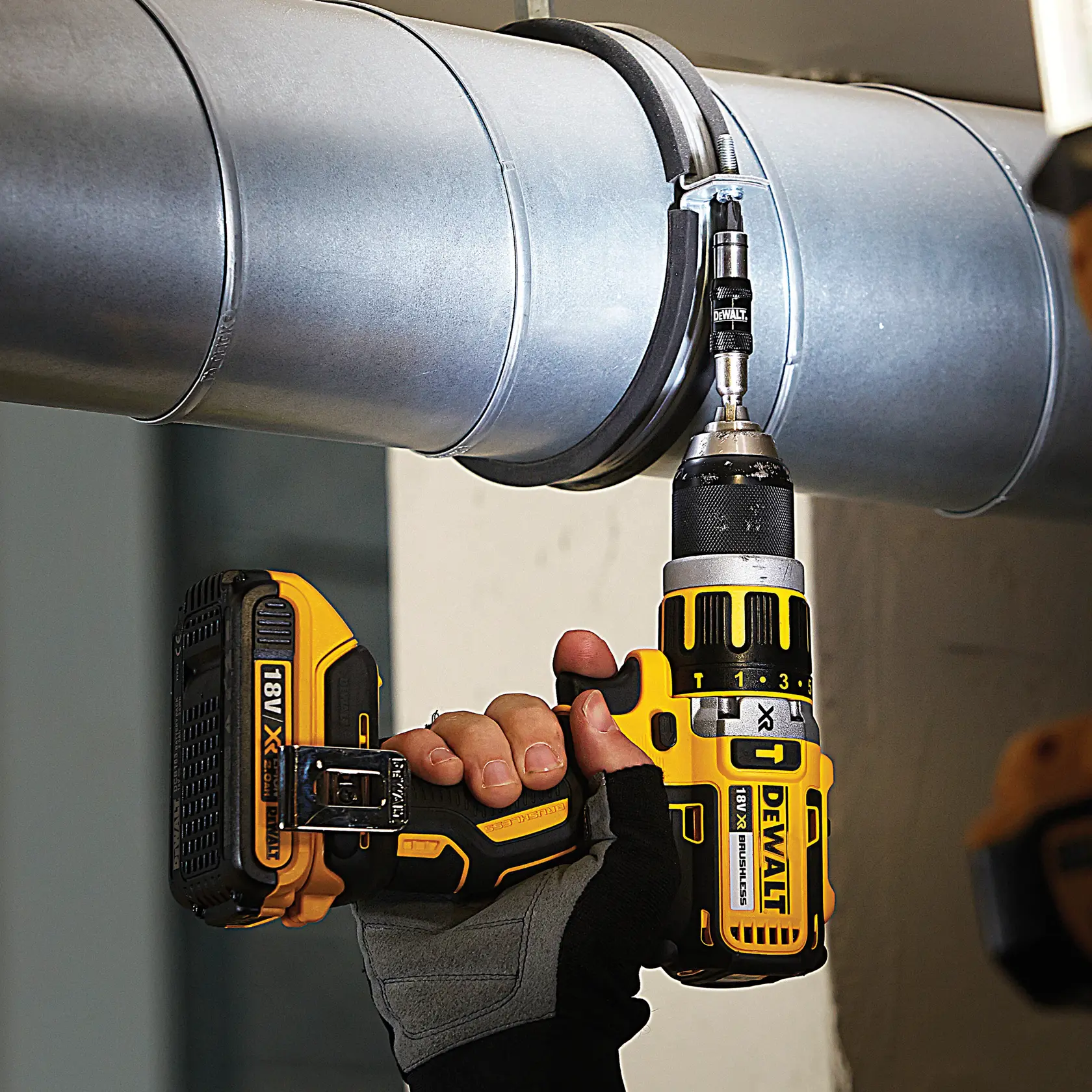 DEWALT DT70578T, DT70578T-QZ Bohrer im Einsatz an Metallrohr, Fotoprodukt.