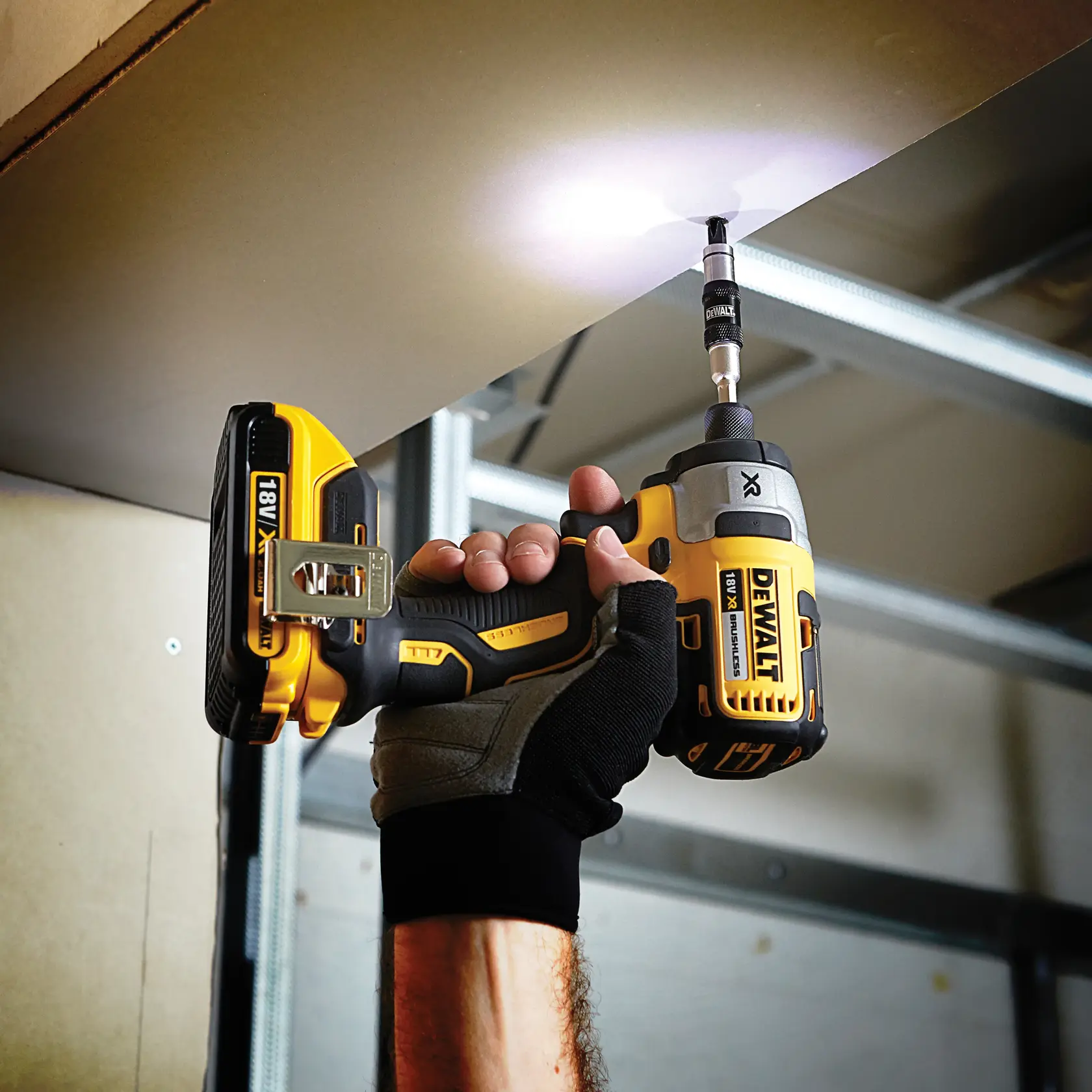 DEWALT-Bohrer im Einsatz, DT70578T und DT70578T-QZ SKUs sichtbar. Fotoprodukt, Region EMEAANZ.