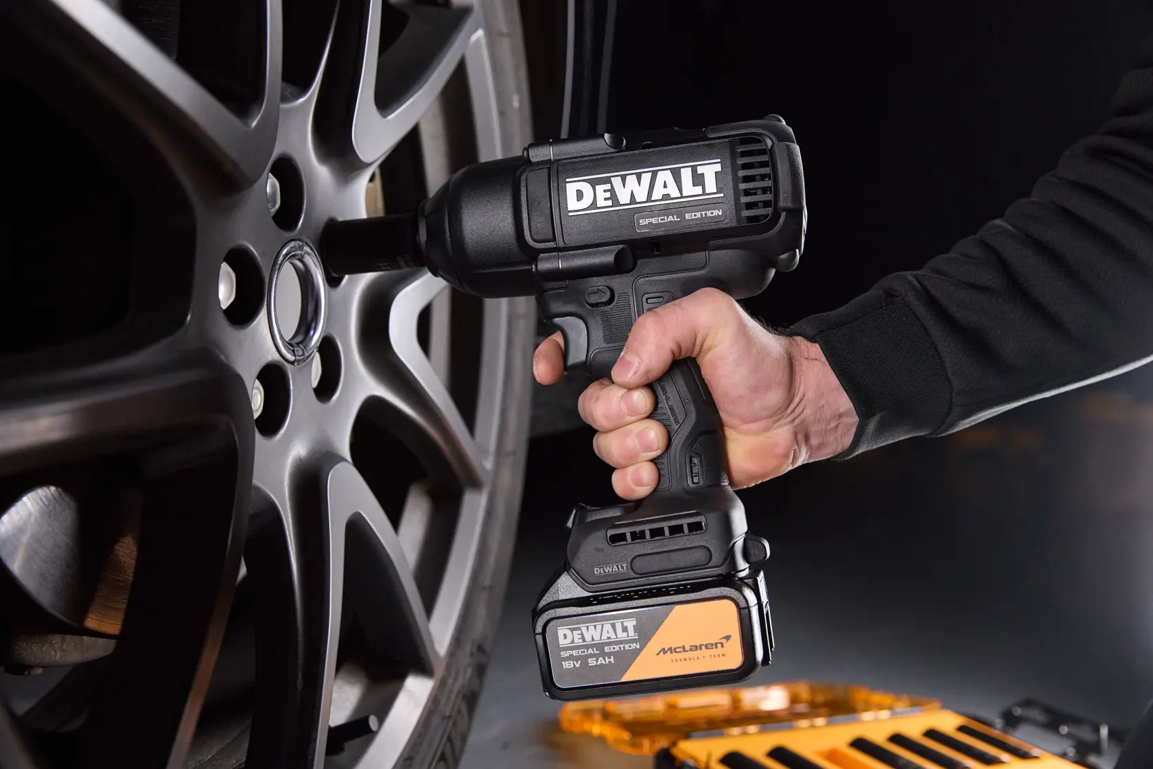 DEWALT DT70905-QZ, DT70905 Akku-Werkzeug an Autoreifen im Einsatz. Special Edition, Fotografie.