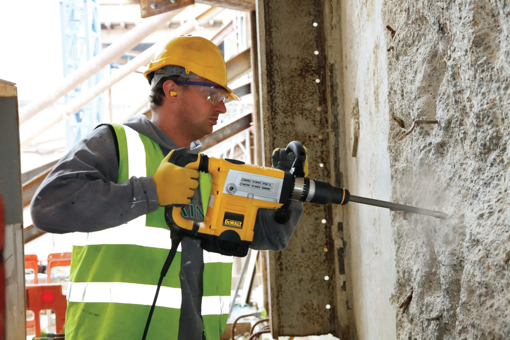 DEWALT DT8087, DT8087-QZ martillo perforador en muro de concreto en obra. Categoría: Fotografía.