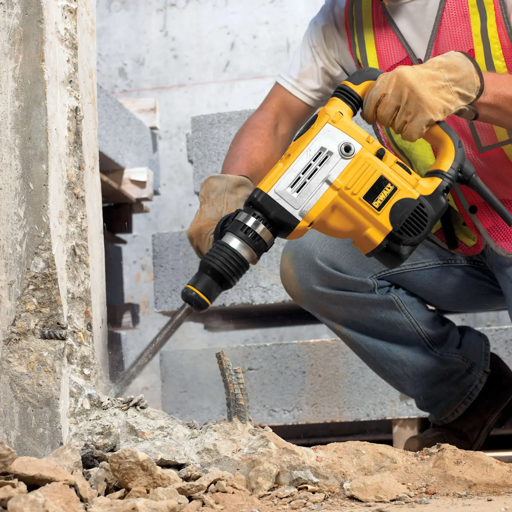 DEWALT DT8087, DT8087-QZ taladro usado en concreto. Categoría fotografía.