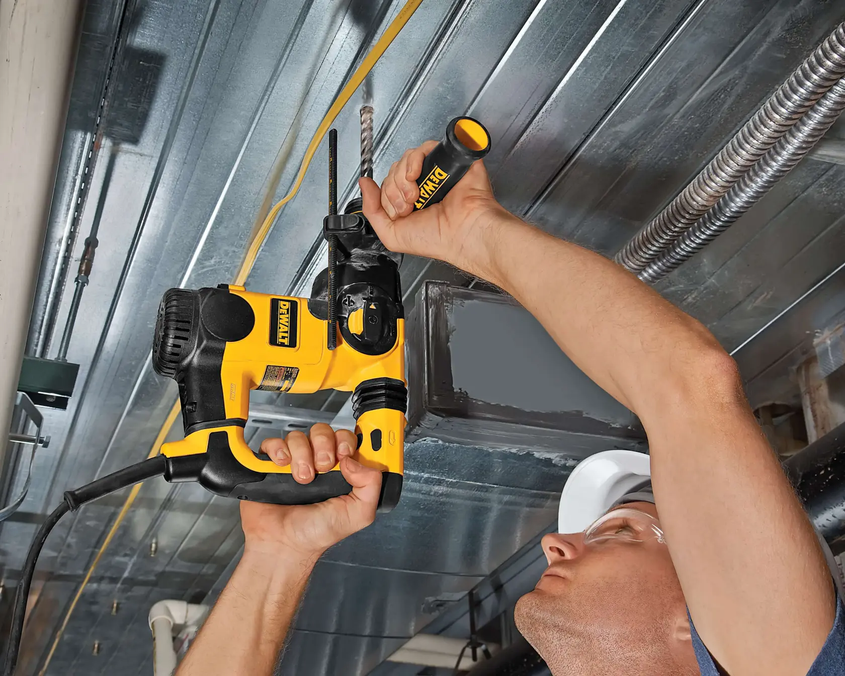 DEWALT DT9541, DT9541-QZ taladro usado en techo metálico. Categoría: Fotografía.