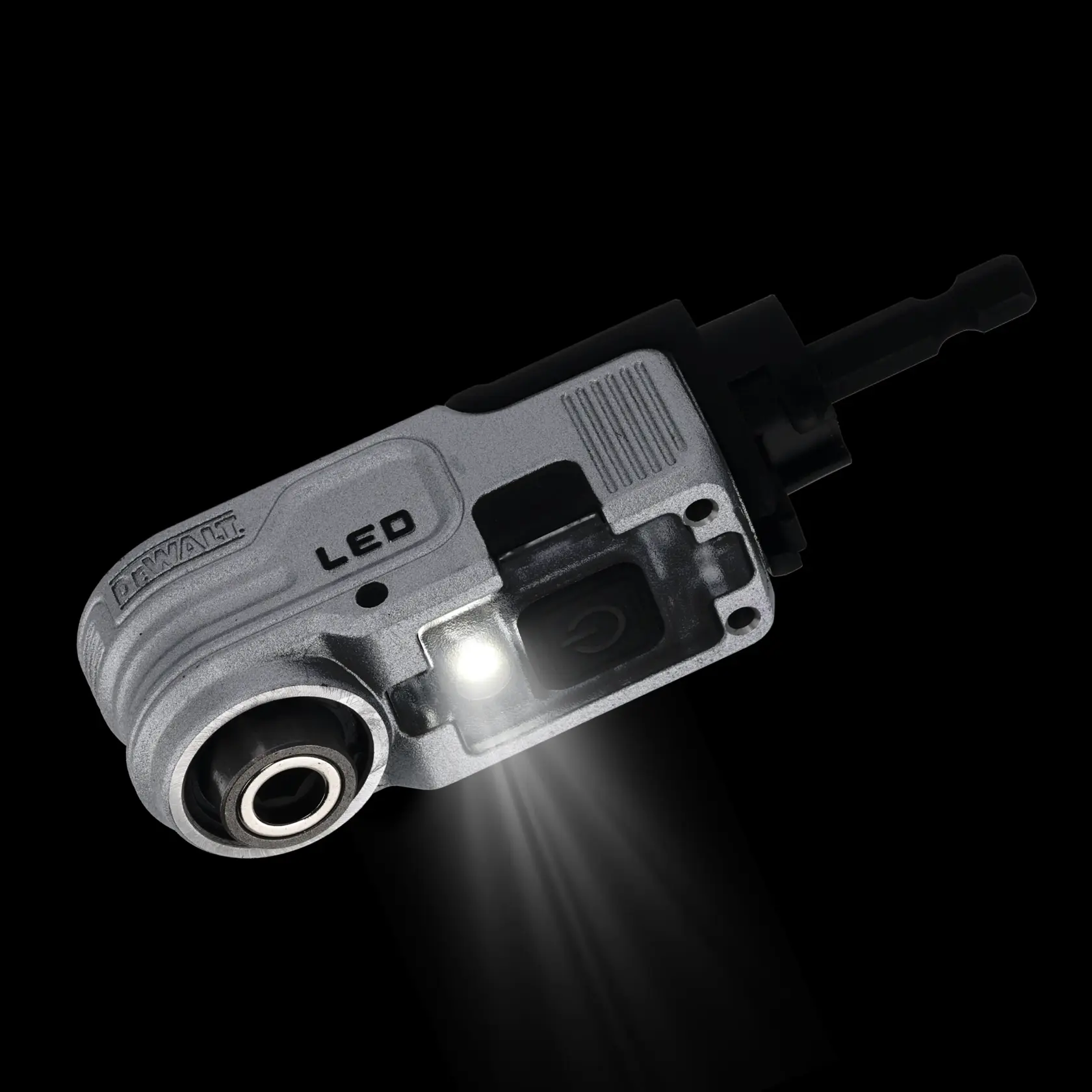 DEWALT Werkzeugaufsatz mit eingeschaltetem LED-Licht auf schwarzem Hintergrund.