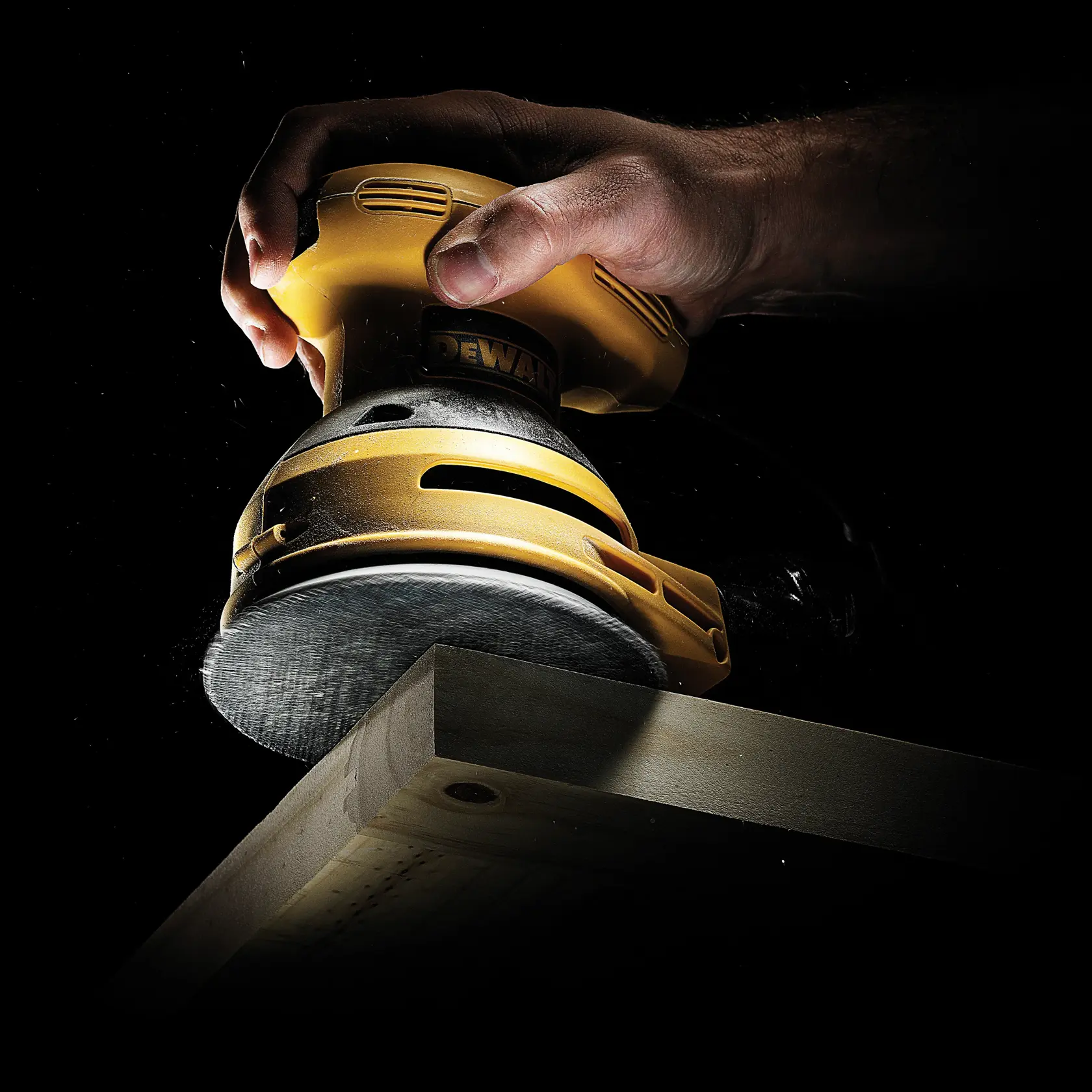 Grafik mit DEWALT XTREME Sub-Compact Series Branding und dem Slogan 'Kompakt und leistungsstark' auf gelbem Hintergrund.