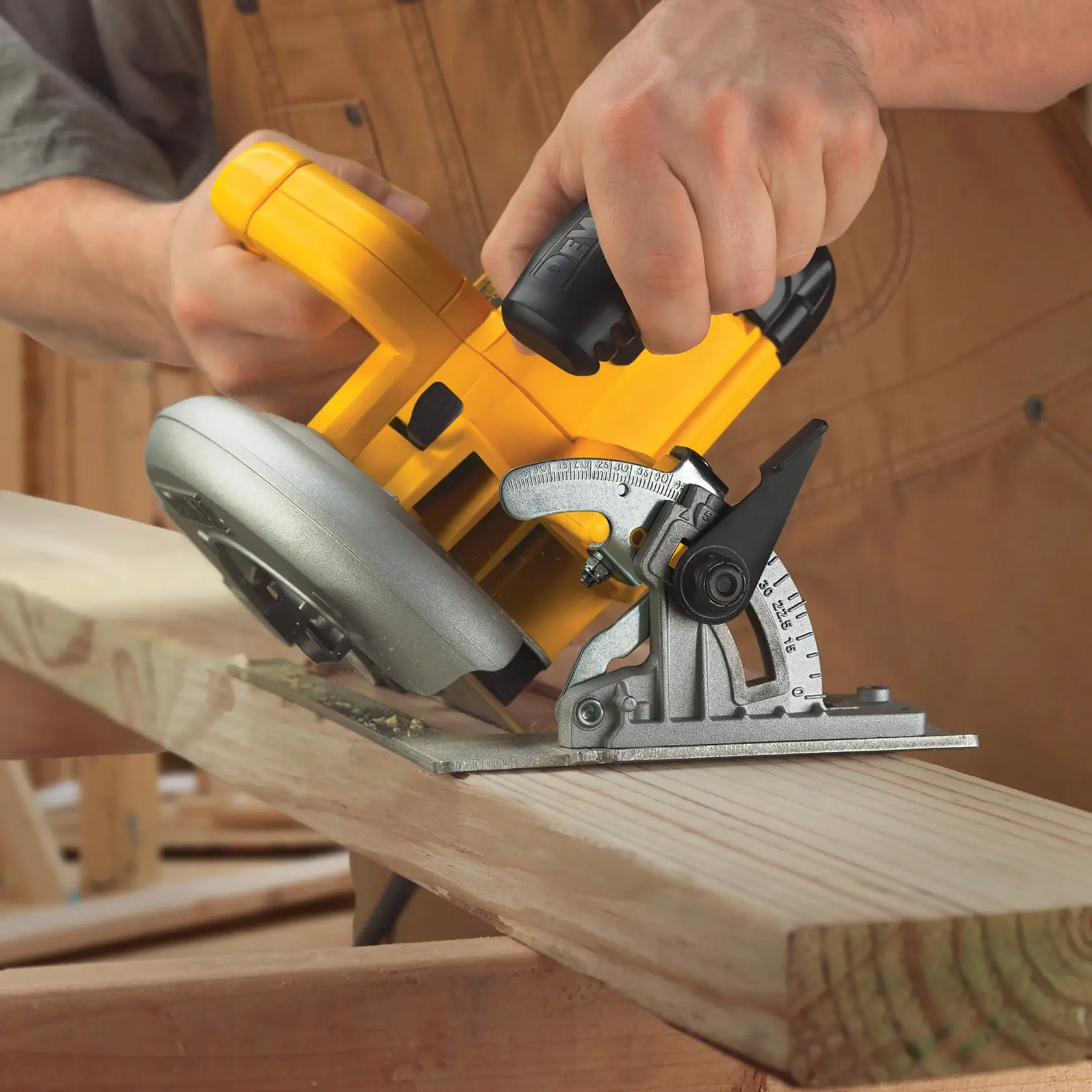 Eine Person schneidet ein Holzbrett schräg mit einer gelben DEWALT Kreissäge in einer Werkstatt.