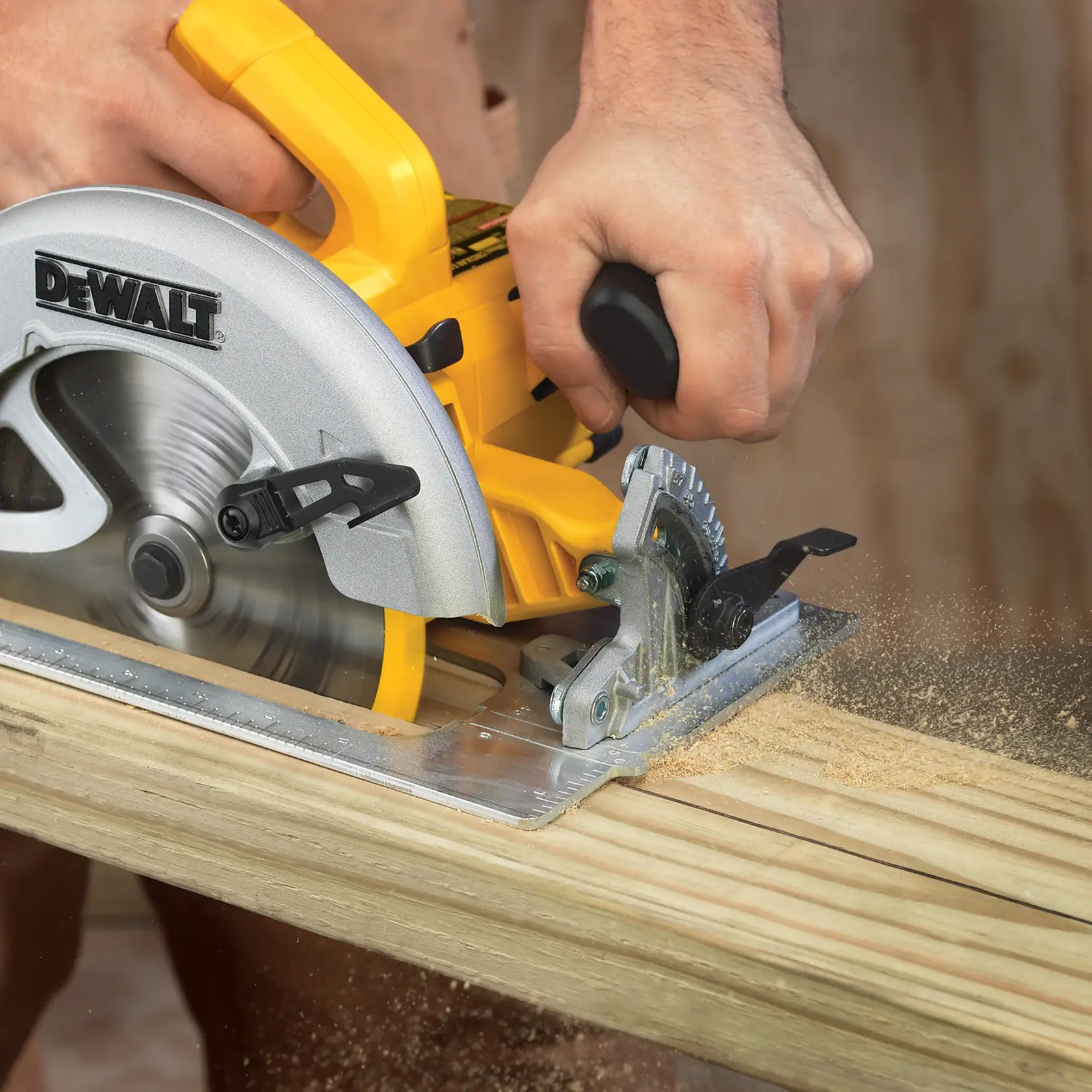 Person sägt Holz mit einer DEWALT Kreissäge, Staub fliegt beim Schneiden durch das Brett.