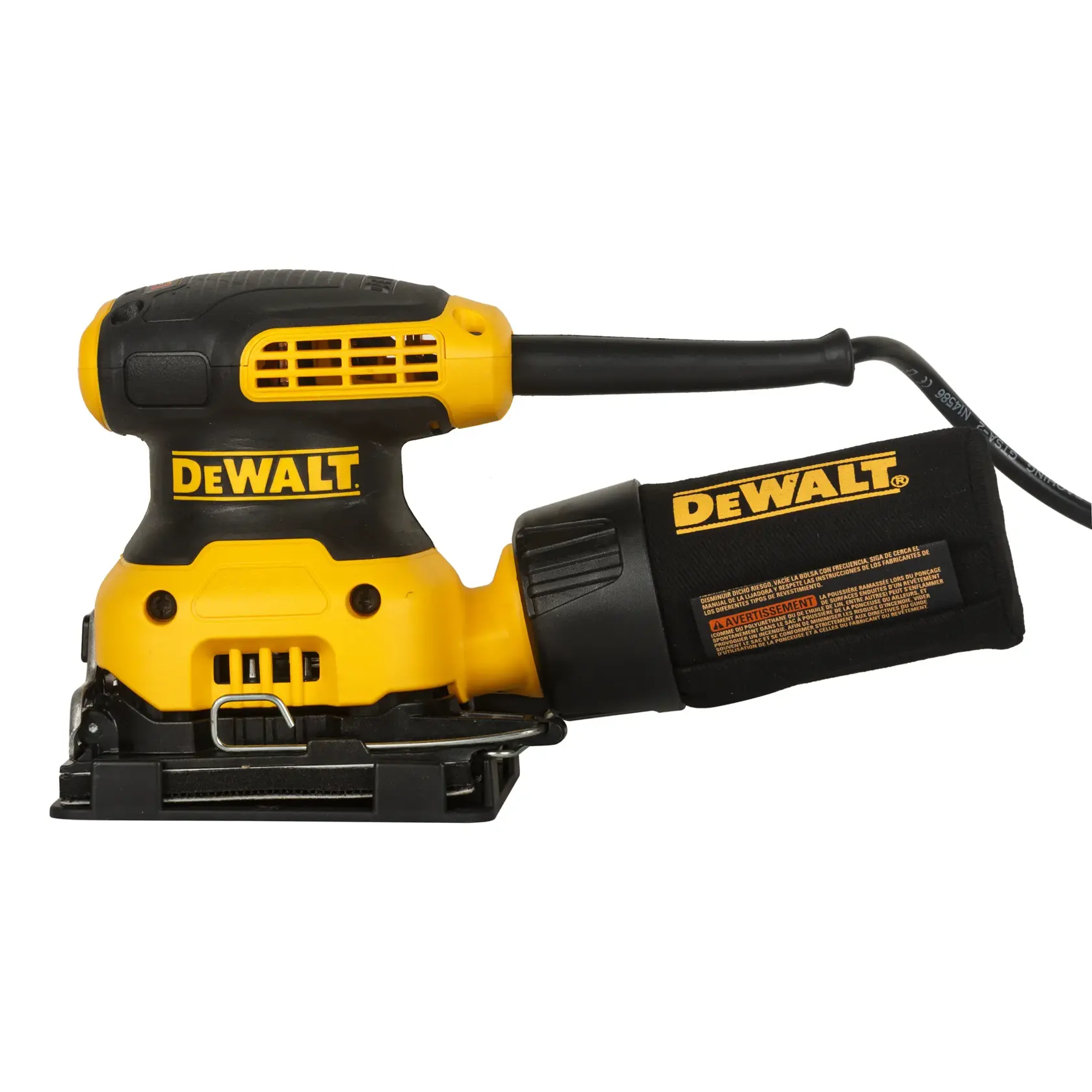 Ein gelber und schwarzer DEWALT Elektroschleifer mit angeschlossenem Staubsammelbeutel und Netzkabel, vor einem weißen Hintergrund dargestellt.