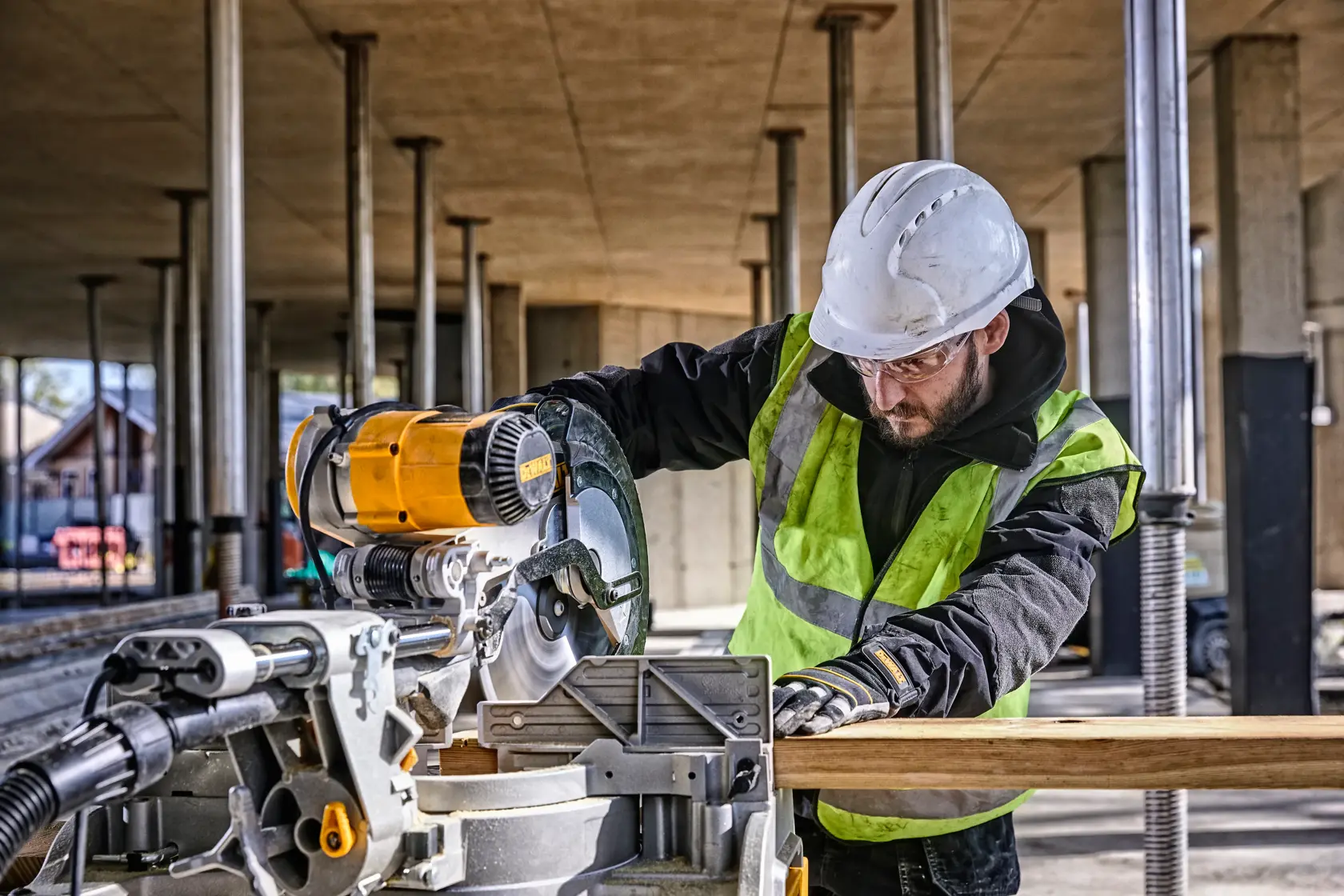 DEWALT DWS780, DWS780KIT Gehrungssäge im Einsatz auf Baustelle. Kategorie Fotografie.