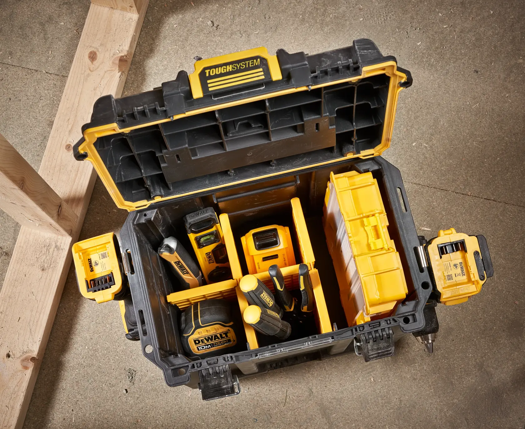 DEWALT ToughSystem 2.0 Werbegrafik mit dem Slogan 'Storage Built to Handle It' in großen, gelben Buchstaben auf einem dunklen, strukturierten Hintergrund.