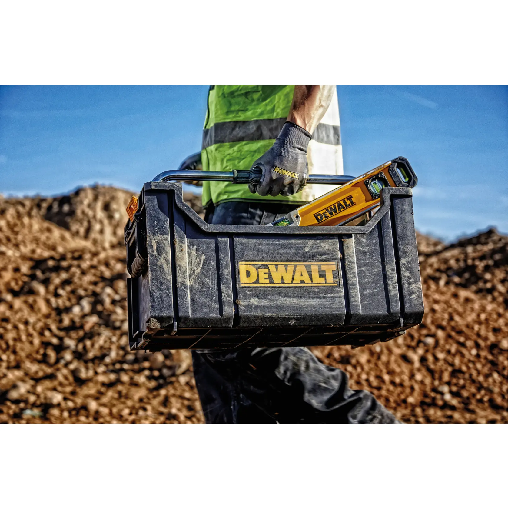Graphique promotionnel DEWALT ToughSystem 2.0 avec le slogan 'Storage Built to Handle It' en grandes lettres jaunes sur un fond sombre texturé.