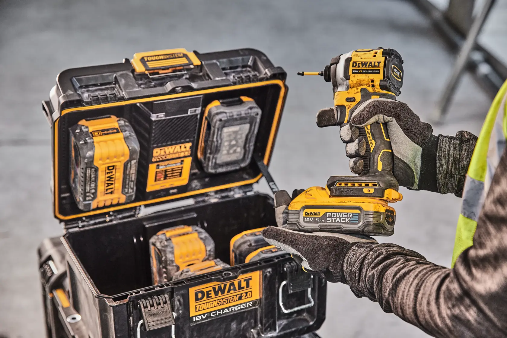 DEWALT ToughSystem 2.0 Werbegrafik mit dem Slogan 'Storage Built to Handle It' in großen, gelben Buchstaben auf einem dunklen, strukturierten Hintergrund.