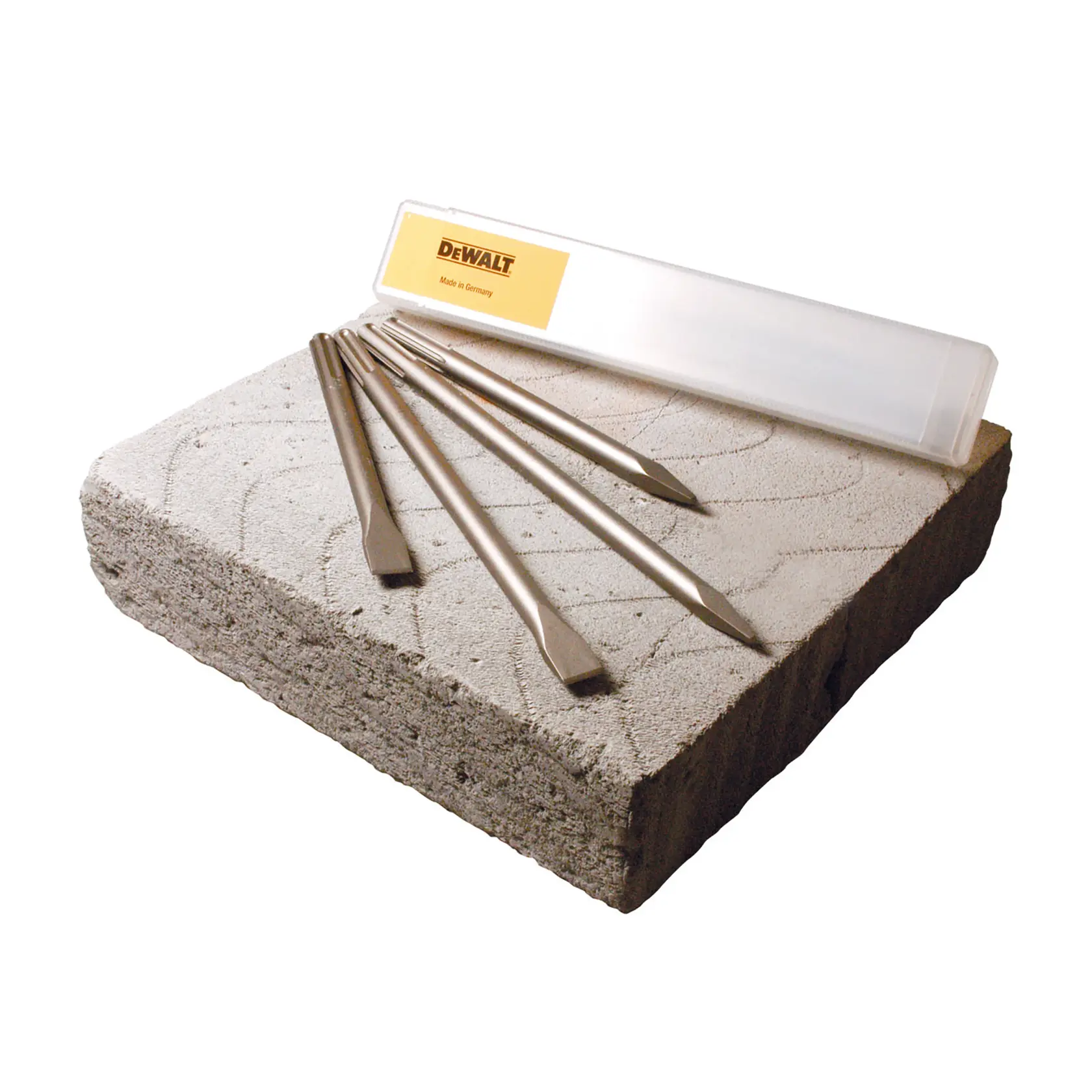 DEWALT SDS Max Meißelset mit vier Meißeln und Koffer auf einem Betonblock.